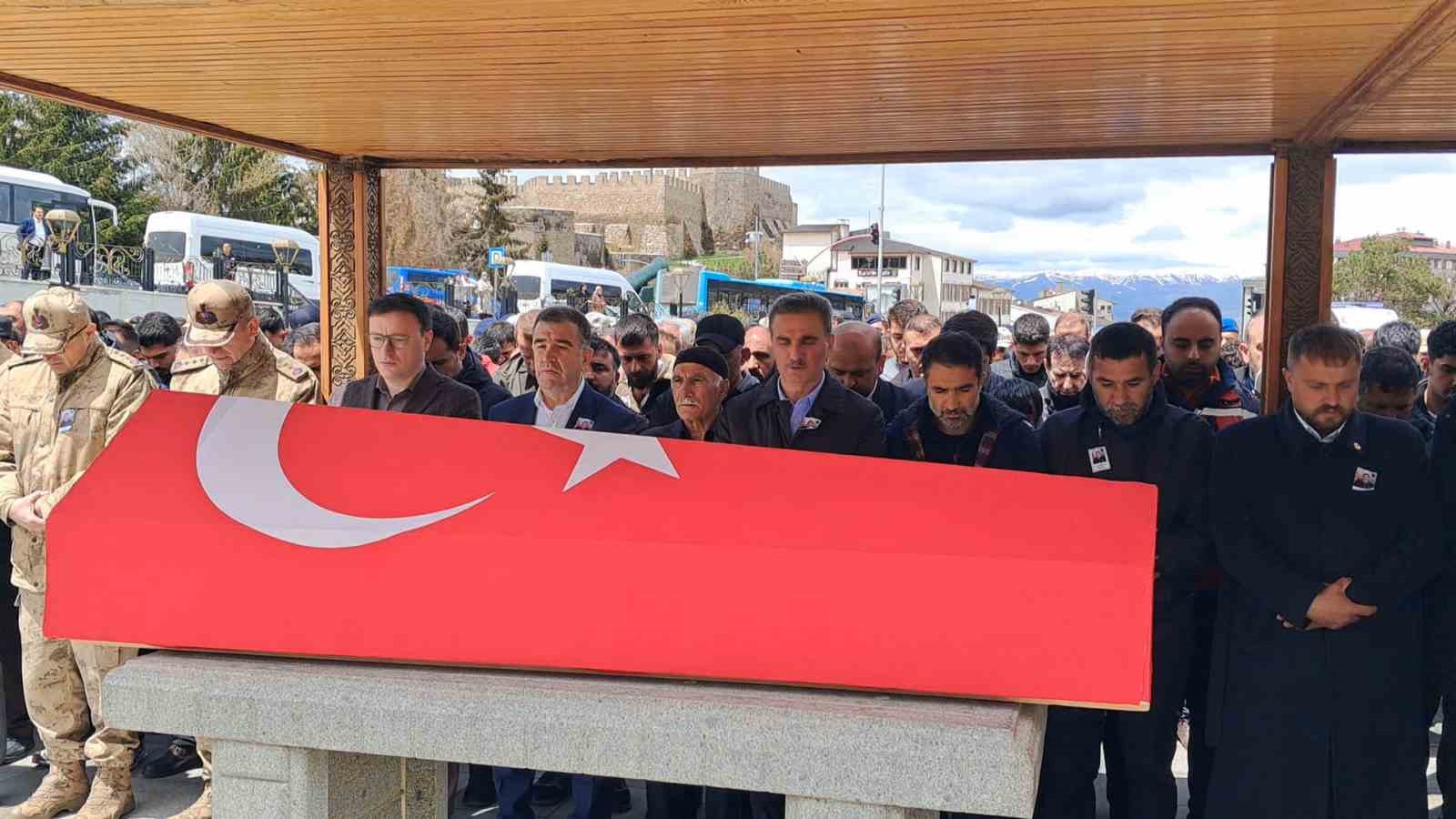 Uzman &Ccedil;avuş Emrah T&uuml;rkoğlu, son yolculuğuna uğurlandı
