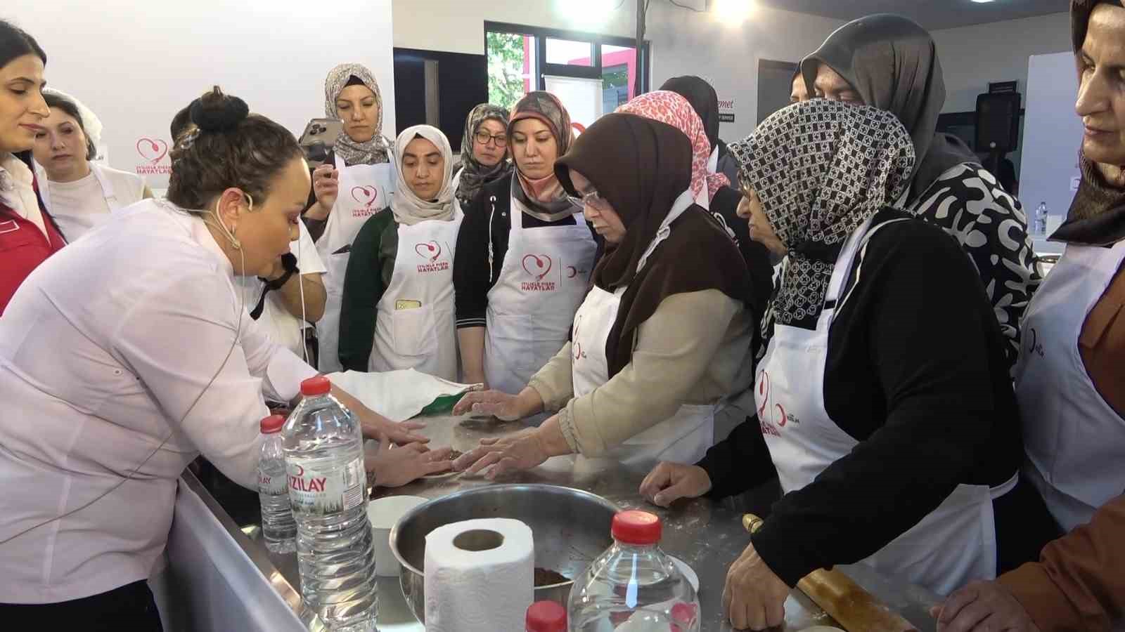 T&uuml;rk Kızılay&rsquo;ın "iyilikle pişen hayatlar&rsquo; at&ouml;lyesi Bursa&rsquo;da kadınlarla buluştu
