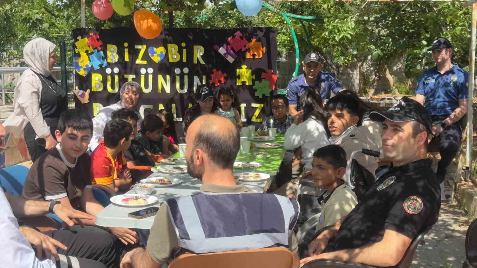 Polislerden &ccedil;ocuklara pasta s&uuml;rprizi
