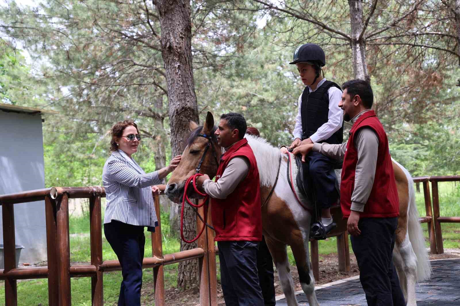 Akademisyenler ve &ouml;zel &ccedil;ocuklar at terapisi etkinliğinde bir araya geldi
