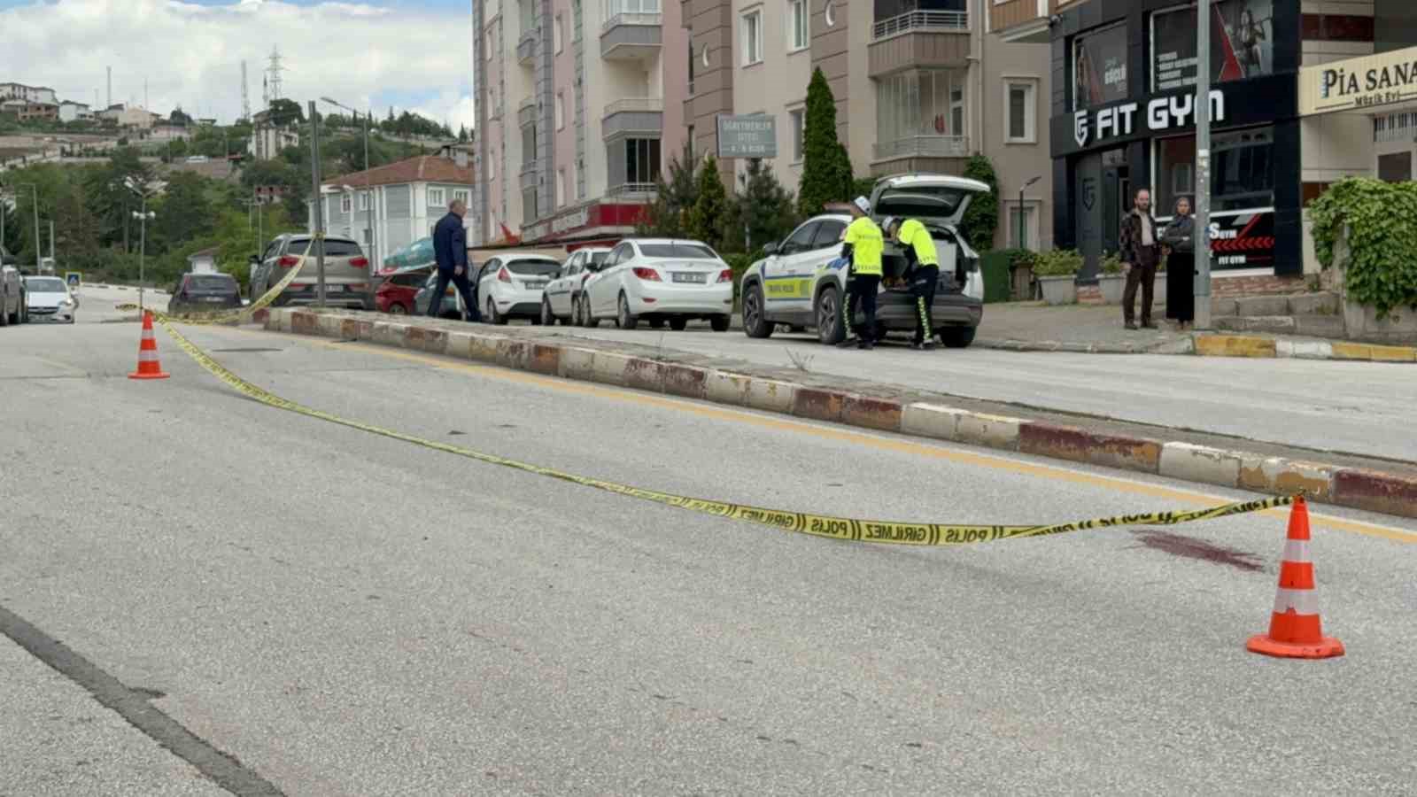 Tokat&rsquo;ta yolun karşısına ge&ccedil;mek isteyen kadına alkoll&uuml; s&uuml;r&uuml;c&uuml; &ccedil;arptı
