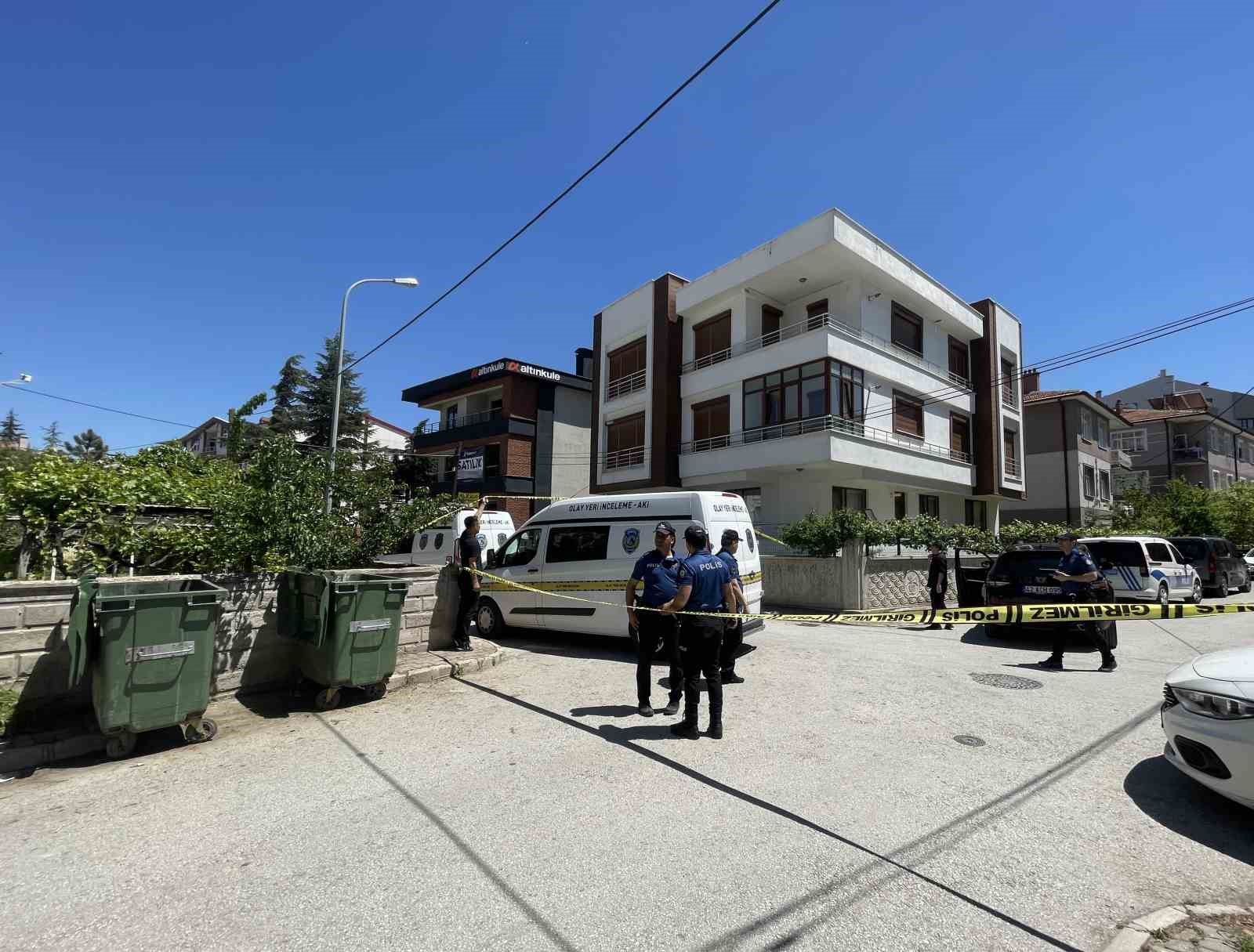 Tartıştığı anne ve babasını bı&ccedil;aklayarak &ouml;ld&uuml;rd&uuml;
