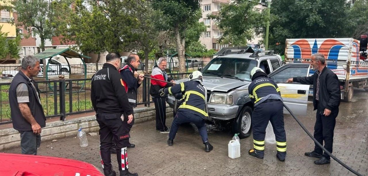 Siirt’te park halindeki pikap yandı