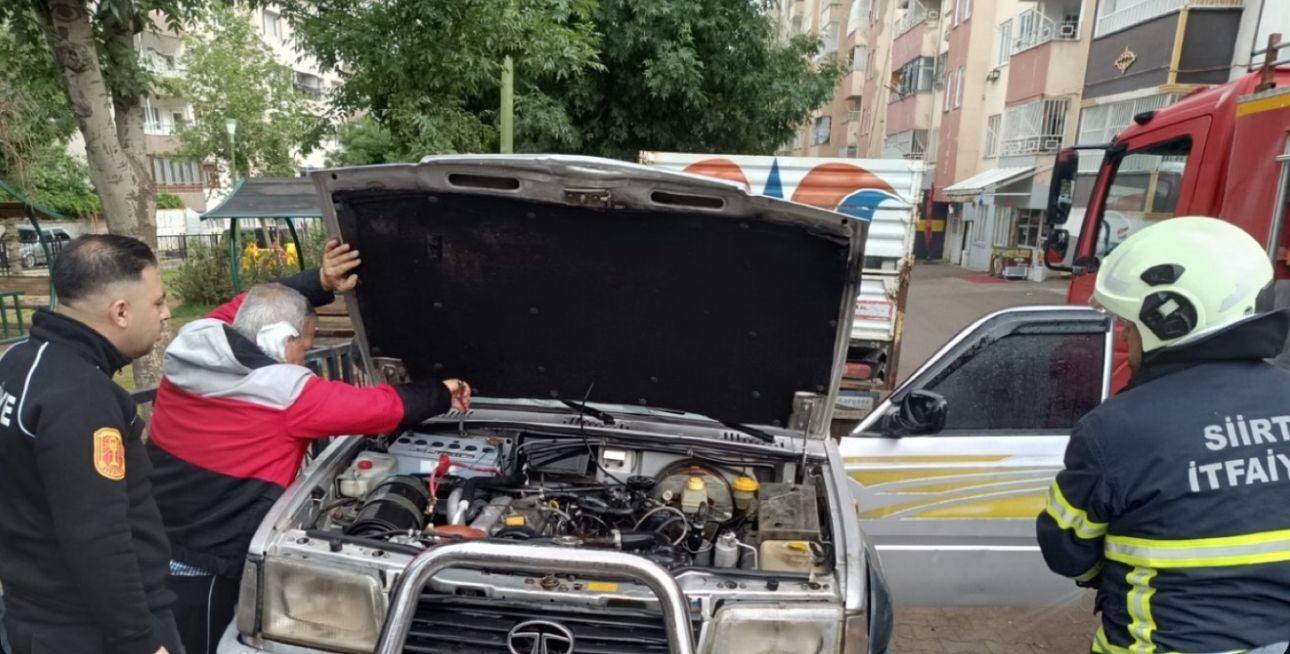 Siirt&rsquo;te park halindeki pikap yandı
