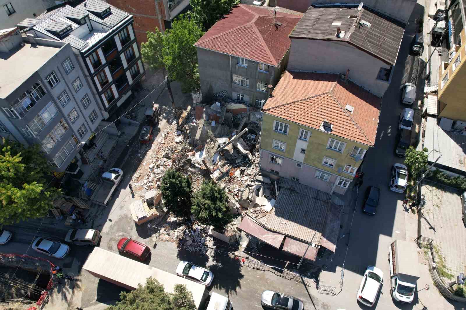 K&uuml;&ccedil;&uuml;k&ccedil;ekmece&rsquo;de kentsel d&ouml;n&uuml;ş&uuml;m &ccedil;alışması yapılan 5 katlı bina &ccedil;&ouml;kt&uuml;
