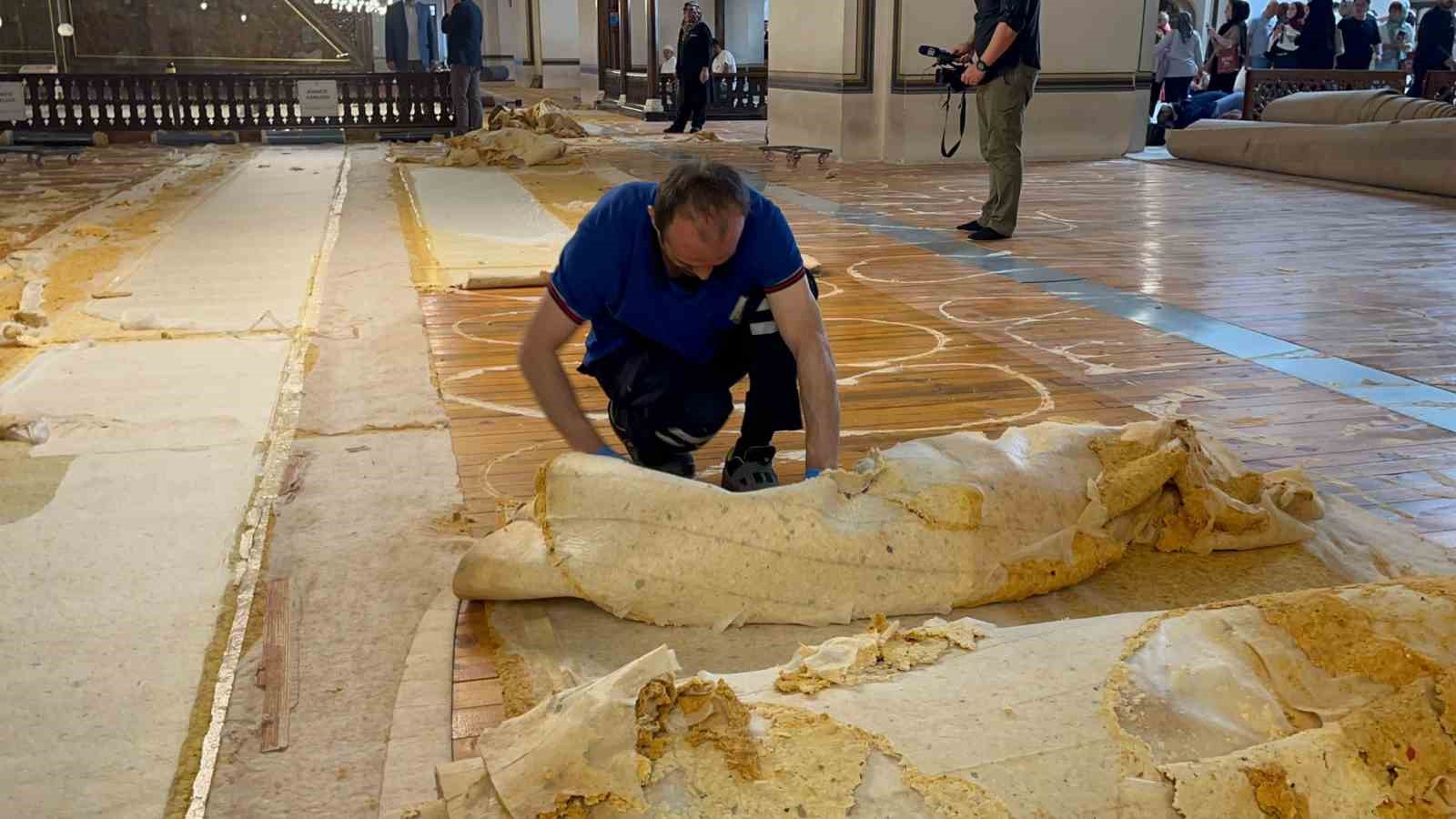 Bursa Ulucami&rsquo;de halı yenileme &ccedil;alışmaları başladı
