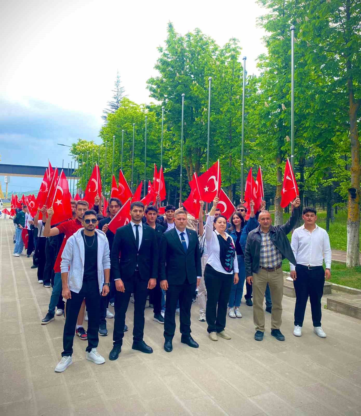 ODT&Uuml;&rsquo;de bayrak saldırısına tepki: Bilecik&rsquo;te 350 kişilik y&uuml;r&uuml;y&uuml;ş
