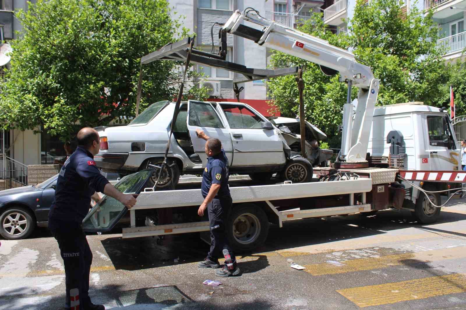 Takla atan otomobil yandı, vatandaşlar s&uuml;r&uuml;c&uuml;y&uuml; son anda kurtardı
