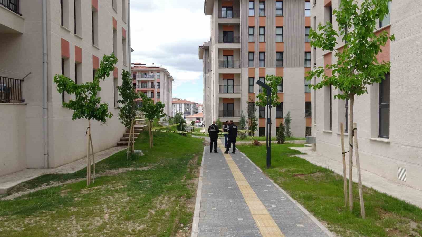 Malatya&rsquo;da site i&ccedil;erisinde hareketsiz bulunan şahıs hayatını kaybetti
