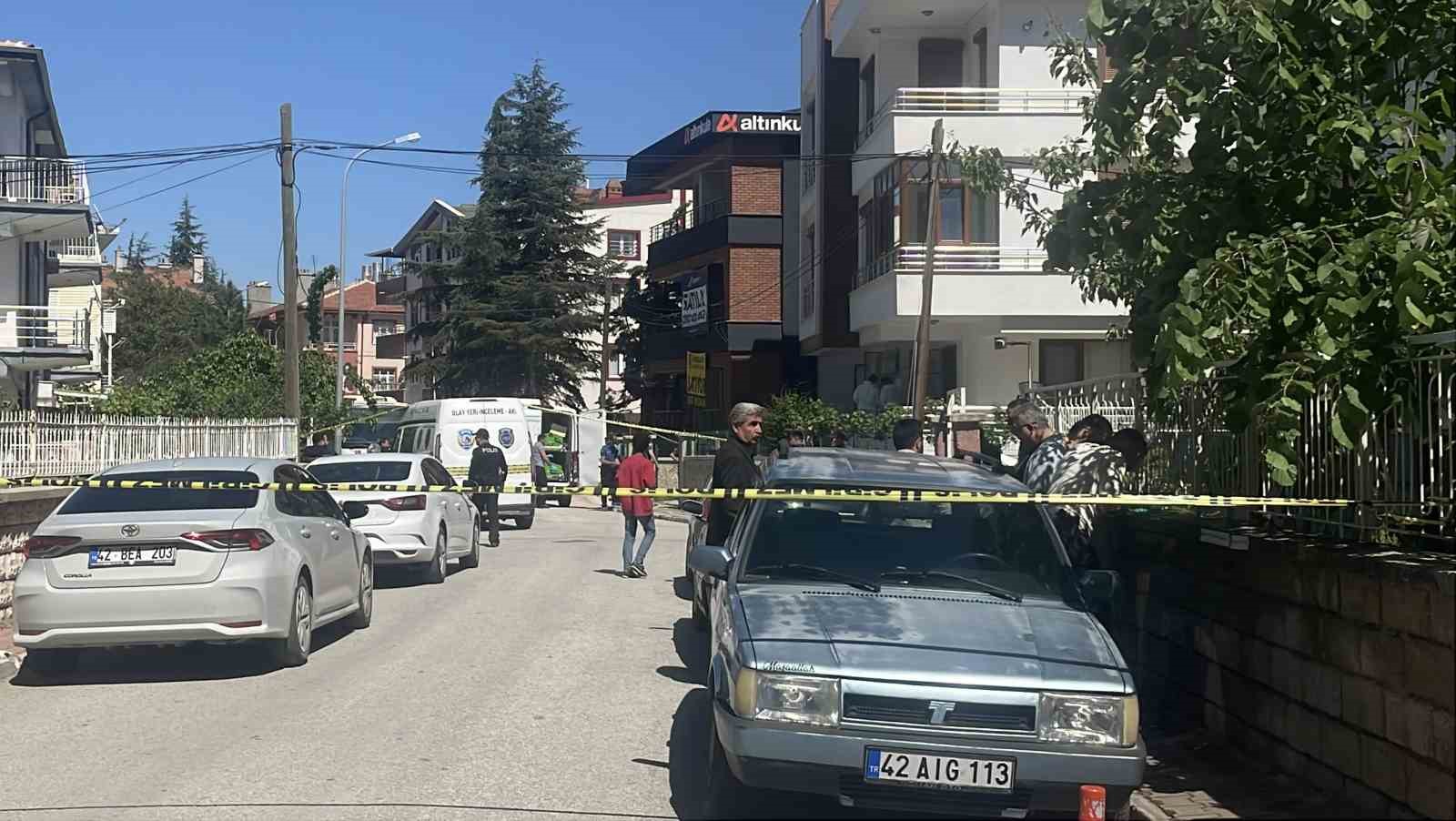 Anne ve babasını &ouml;ld&uuml;ren zanlı parkta eli kanlı bulunmuş
