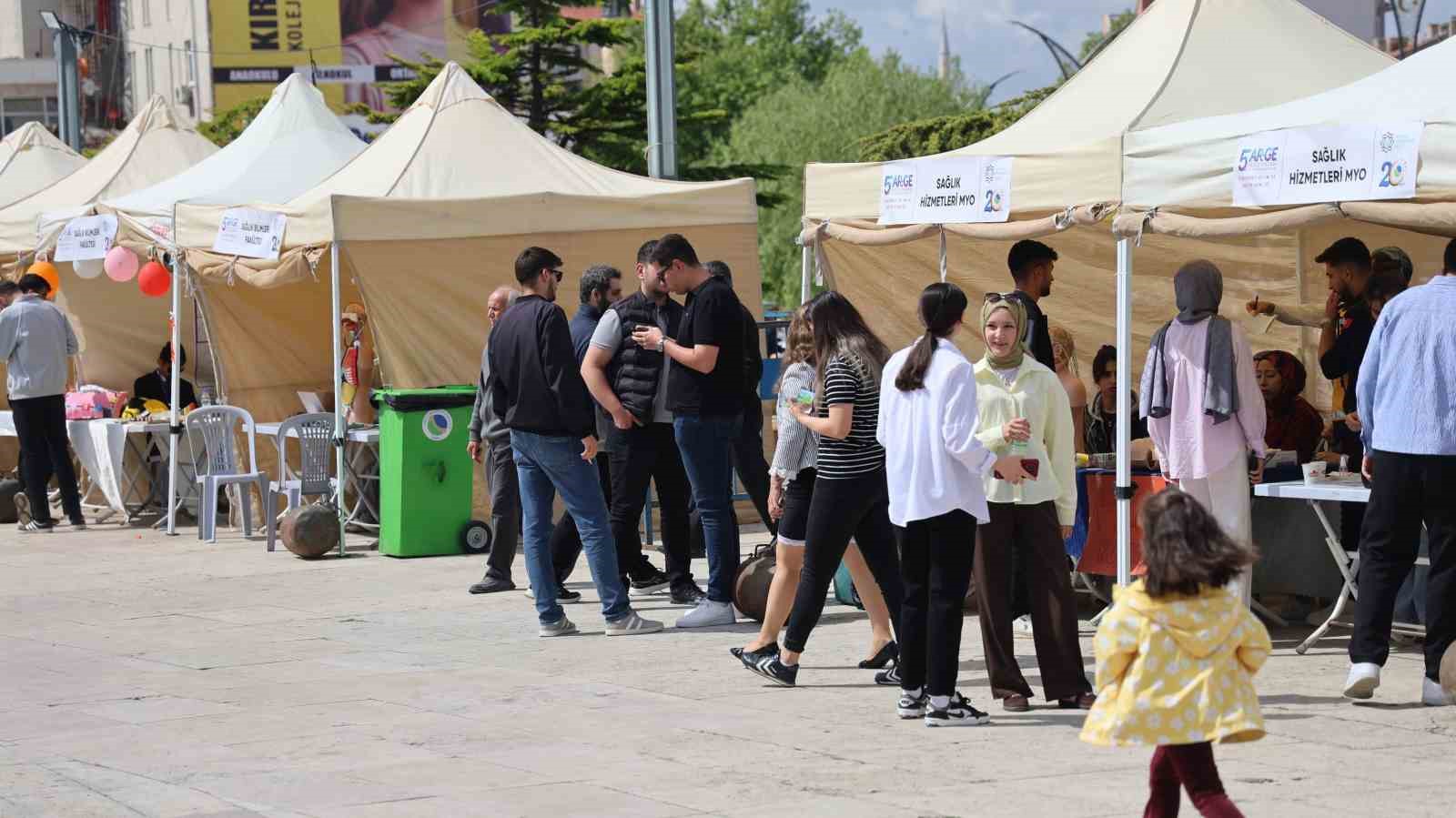 Bilim şenliğinde jandarma standına yoğun ilgi
