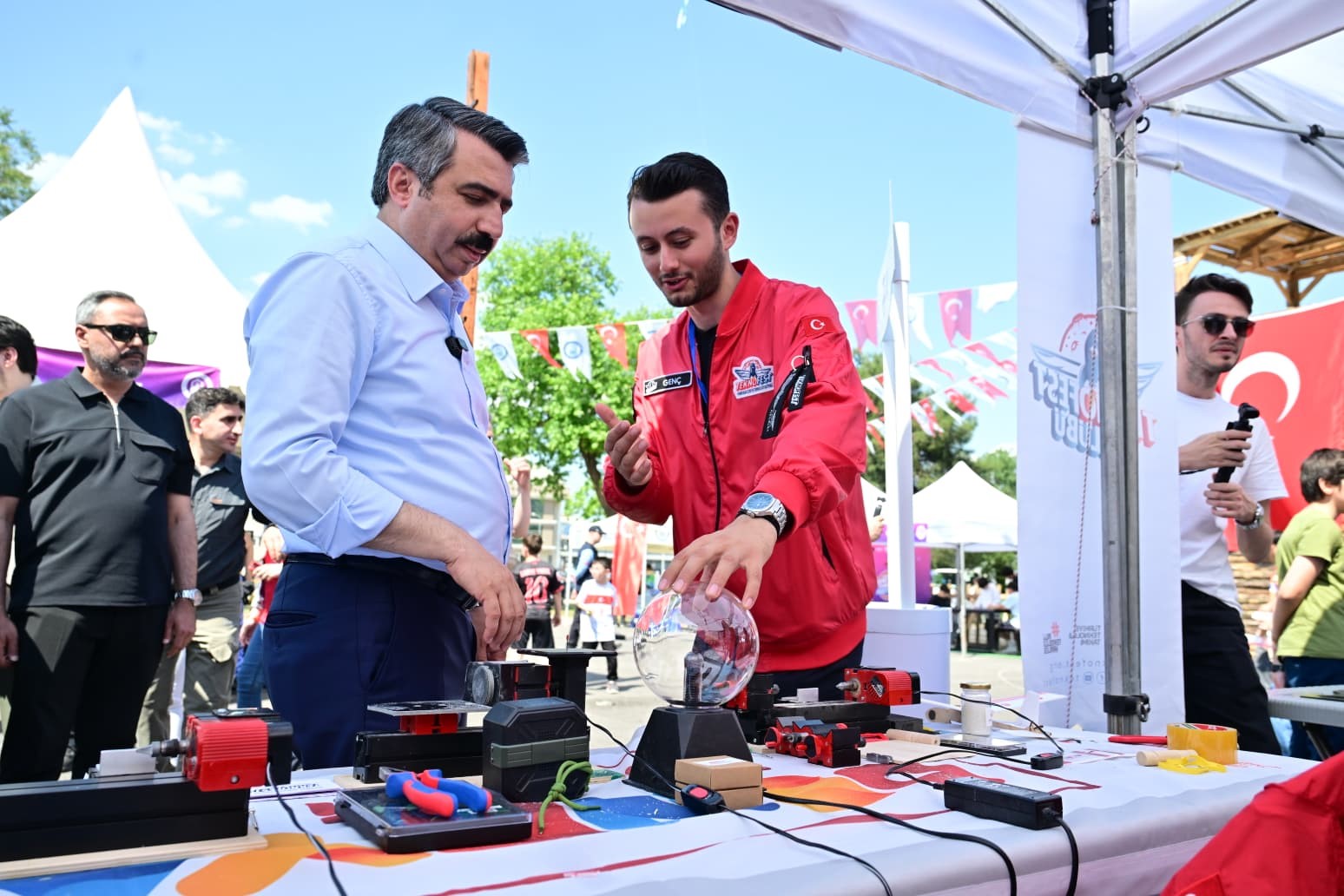 Gen&ccedil;ler bilim ve teknoloji festivalinde buluştu
