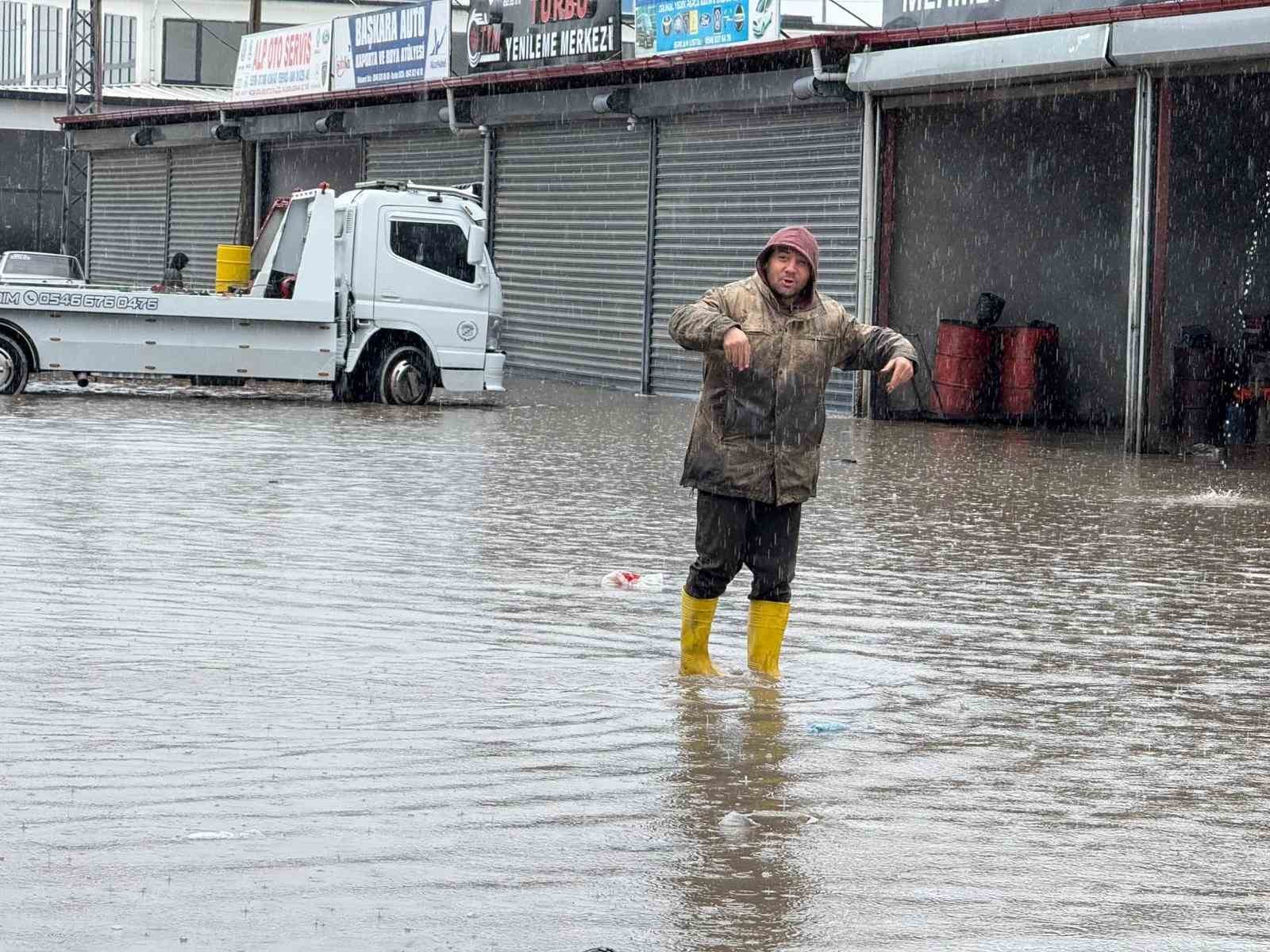 Iğdır k&uuml;&ccedil;&uuml;k sanayi sitesindeki iş yerleri sular altında kaldı
