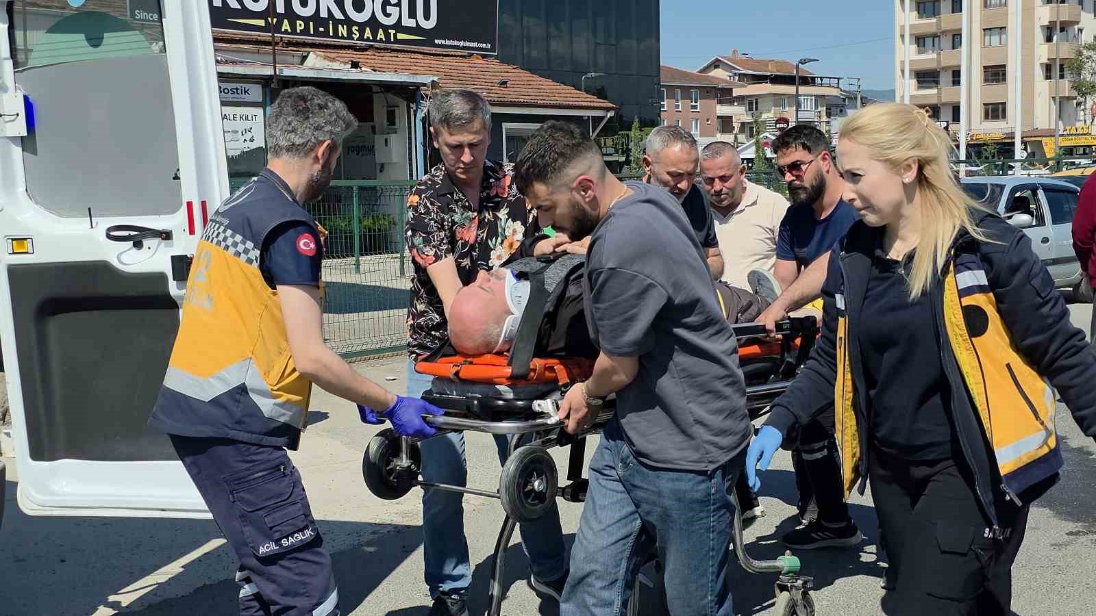 D&uuml;zce&rsquo;de minib&uuml;s, motosiklete &ccedil;arptı: 1 yaralı
