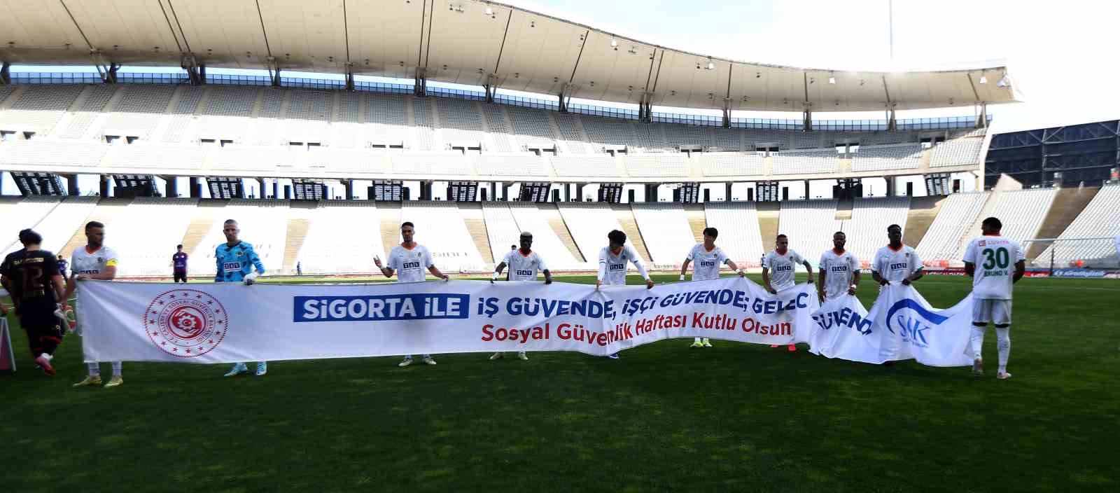 Trendyol S&uuml;per Lig: Fatih Karag&uuml;mr&uuml;k: 0 - Corendon Alanyaspor: 0 (Ma&ccedil; devam ediyor)
