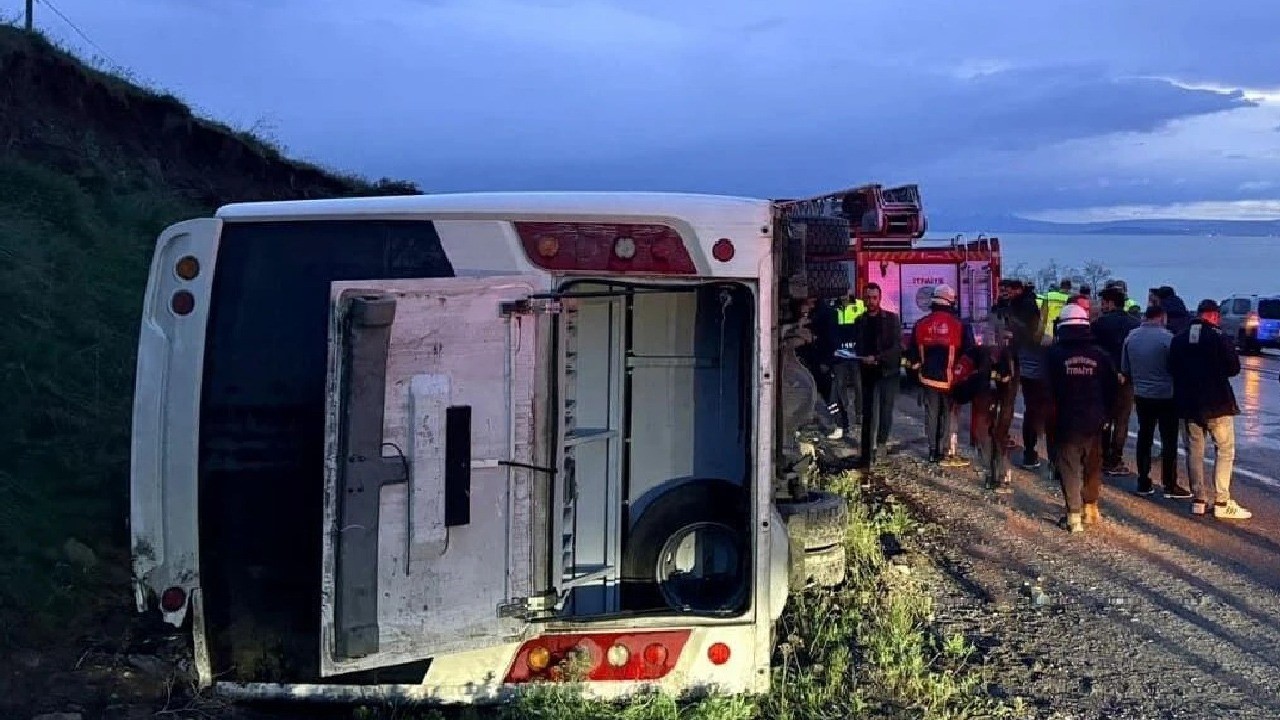 Van&rsquo;da emniyet personelini taşıyan midib&uuml;s devrildi: 4 yaralı
