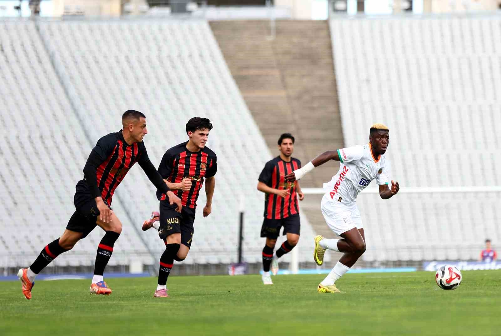 Trendyol S&uuml;per Lig: Fatih Karag&uuml;mr&uuml;k: 0 - Corendon Alanyaspor: 1 (İlk yarı)
