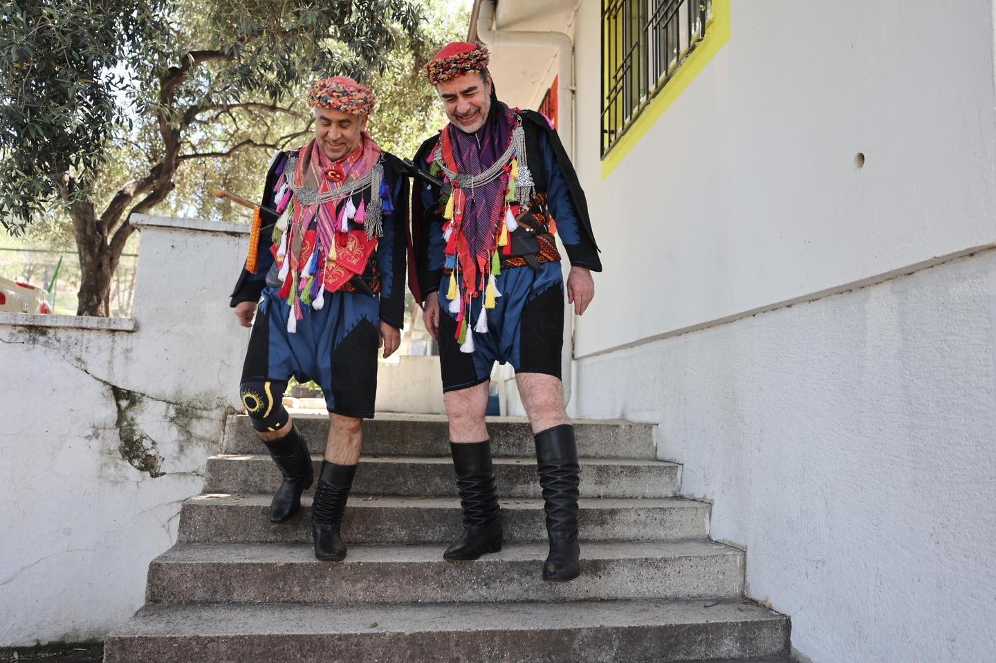 Efe kıyafeti giydiler, zeybekte buluştular
