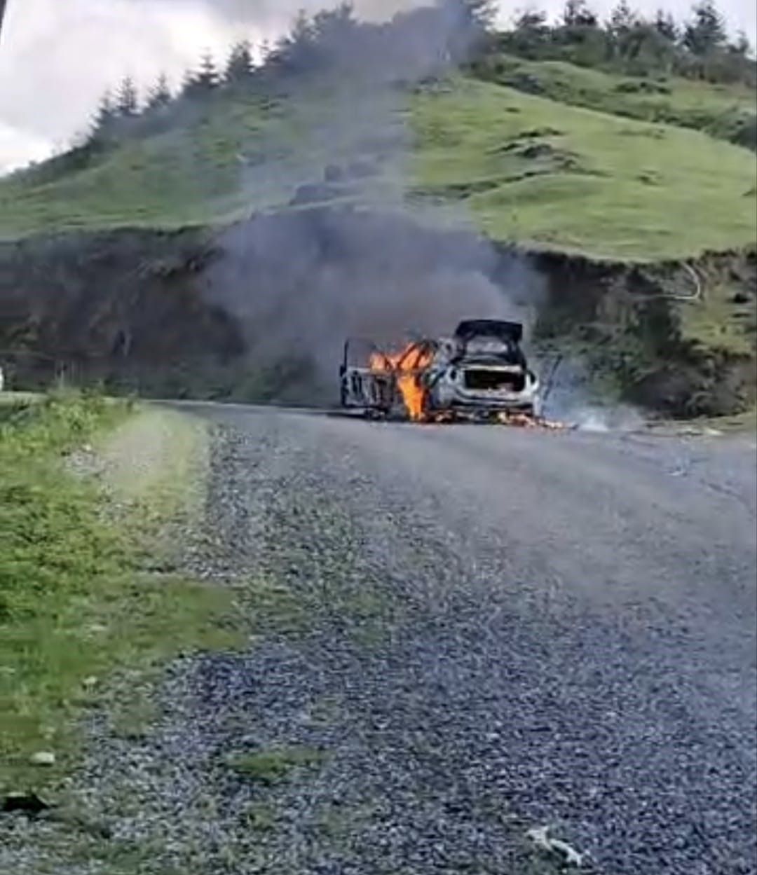 Otomobil yayla yolunda yanarak hurdaya d&ouml;nd&uuml;
