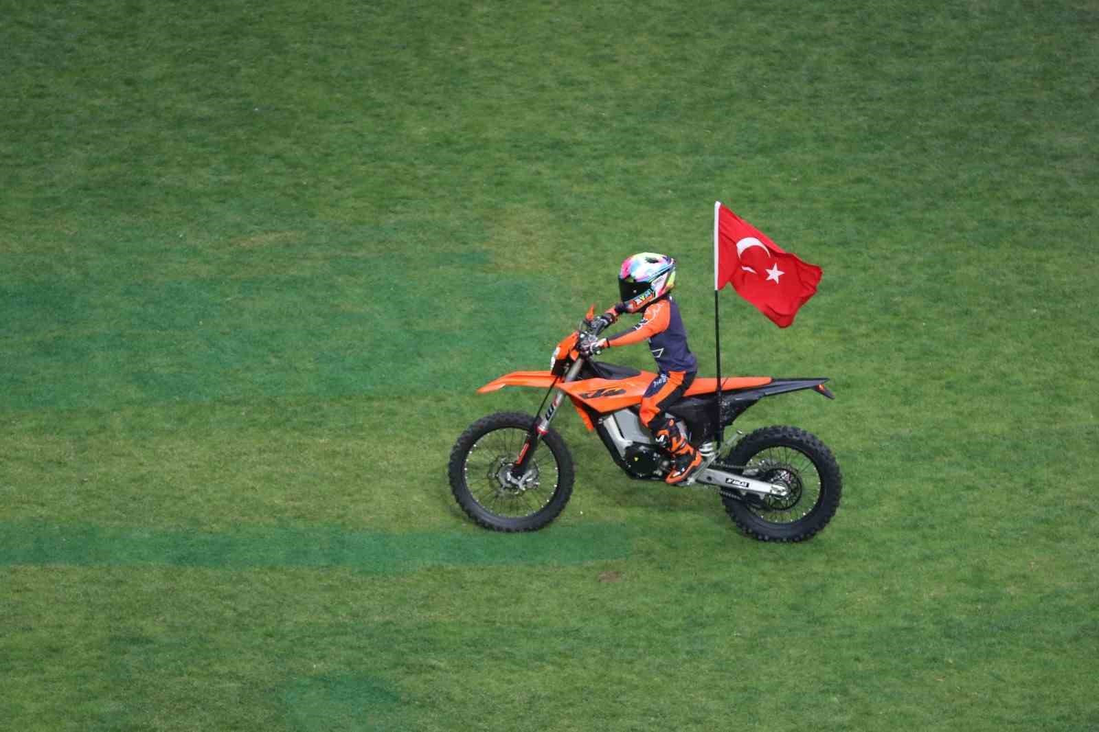 Kocaeli Stadyumu’nda Zayn Sofuoğlu’ndan motosiklet şovu