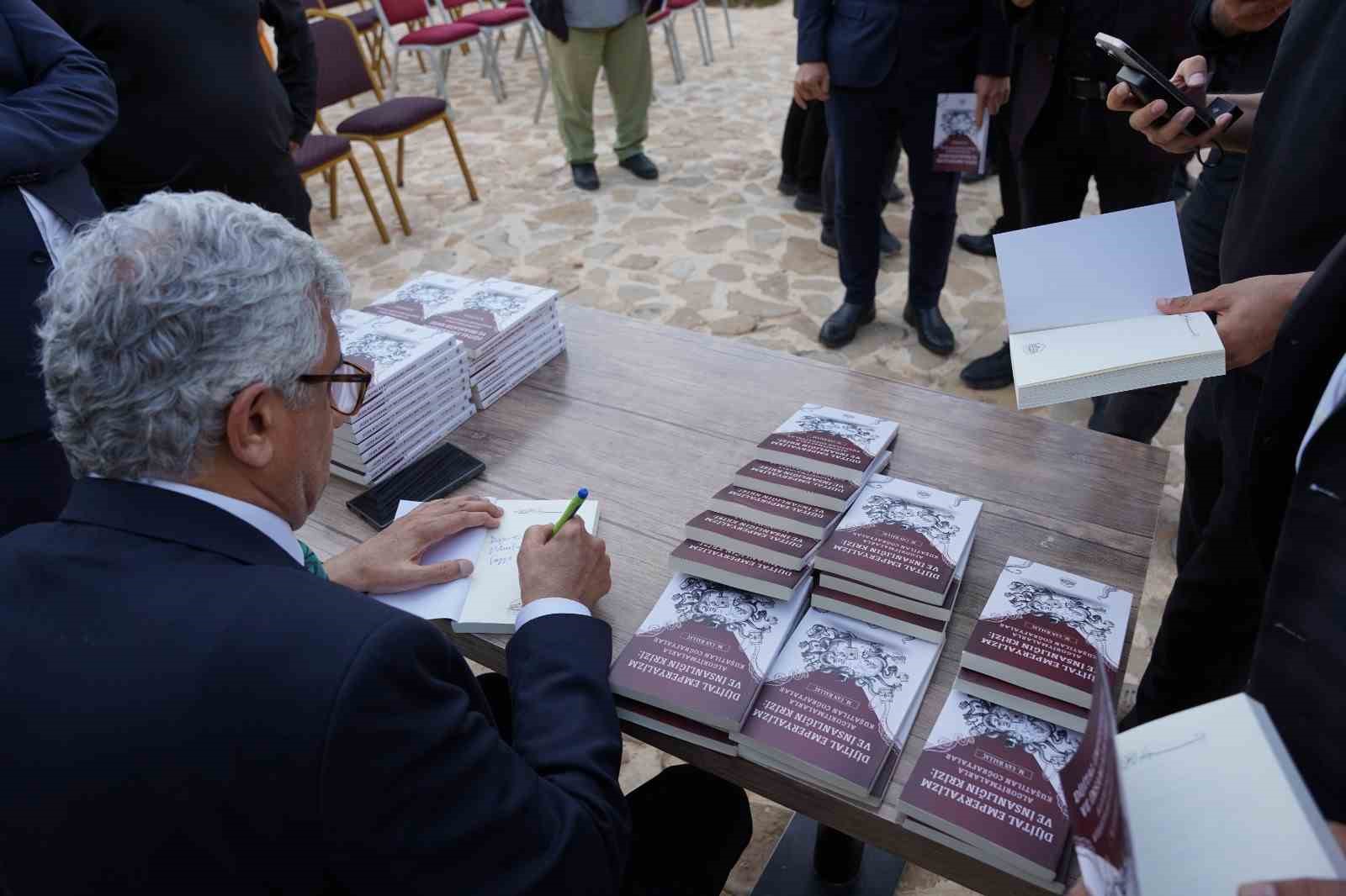 Belediye Başkanı Halla&ccedil;, ilk kitabı i&ccedil;in imza g&uuml;n&uuml; d&uuml;zenledi
