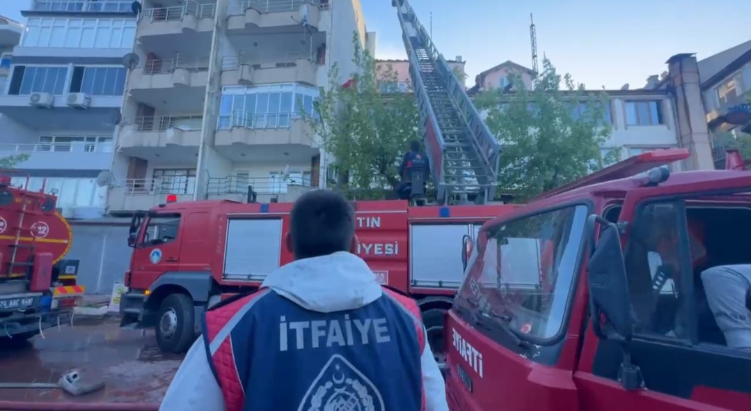 Amasra&rsquo;da &ccedil;atı yangını: Evlerindeki &ccedil;ifti vatandaşlar kurtardı
