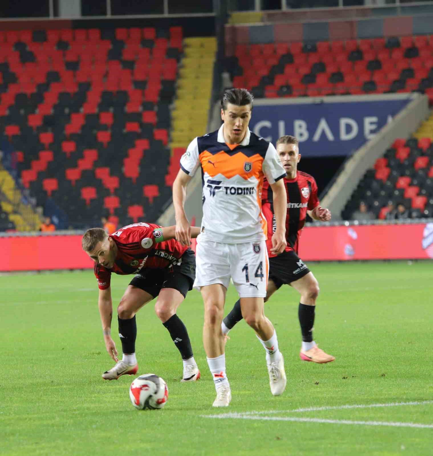 Trendyol S&uuml;per Lig: Gaziantep FK: 0 - Başakşehir: 2 (İlk yarı)
