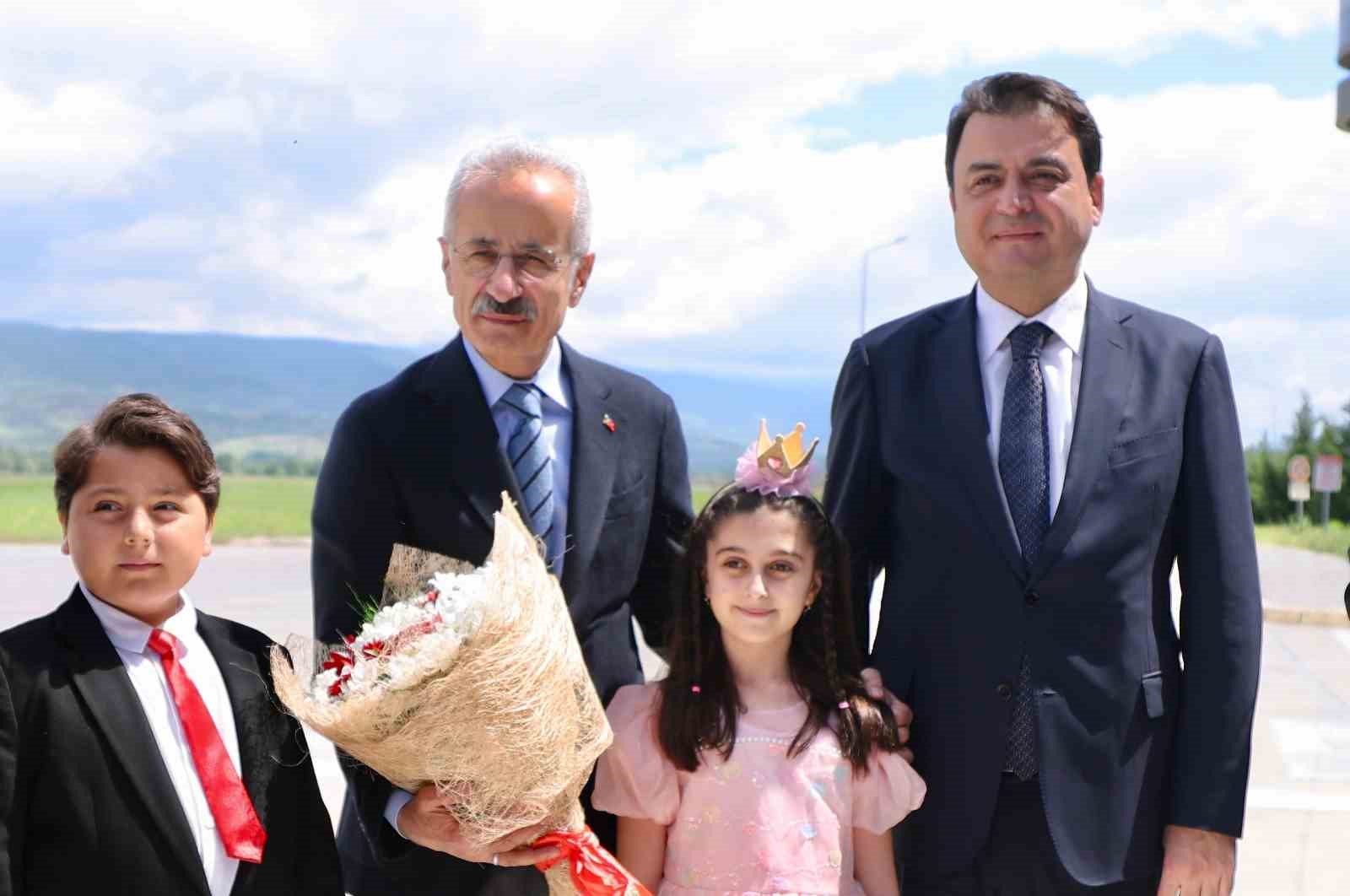Bakan Uraloğlu: "Tokat-Niksar yolundaki tüm çalışmalarımızı 2027 yılında tamamlamayı hedefliyoruz"