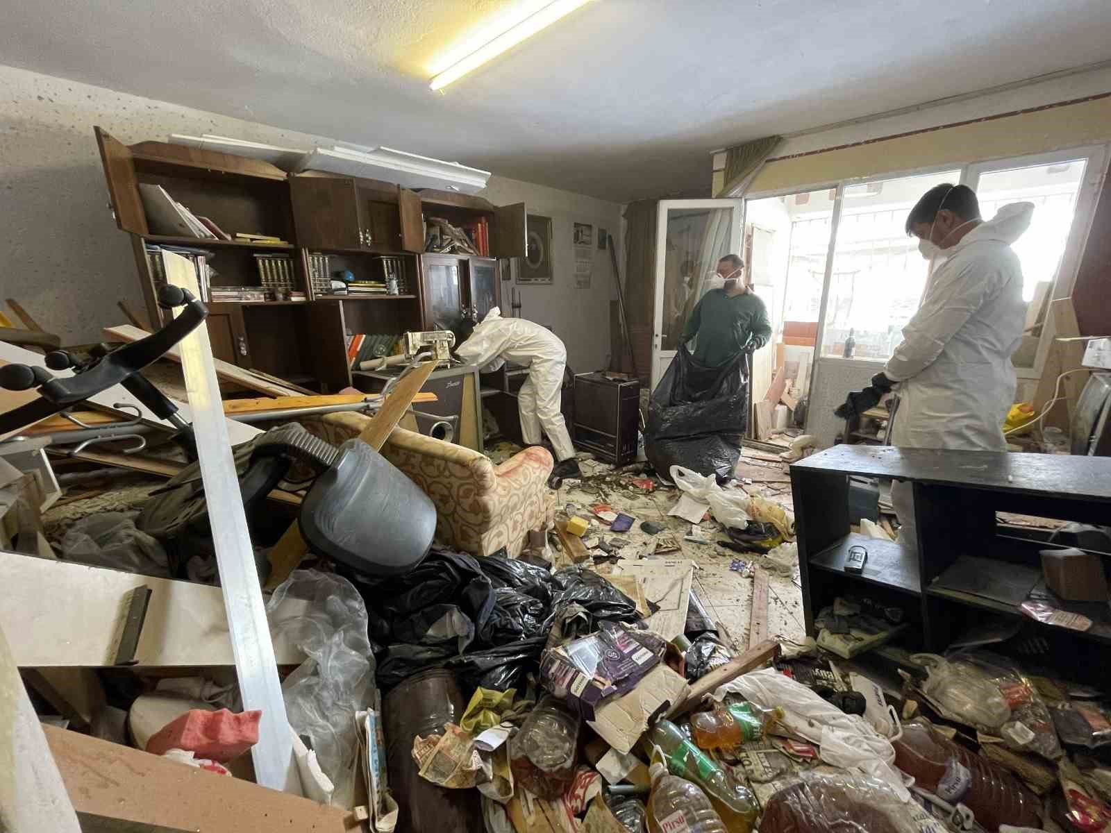 İzmir’de çöplüğe dönen evden 10 ton atık çıkartıldı