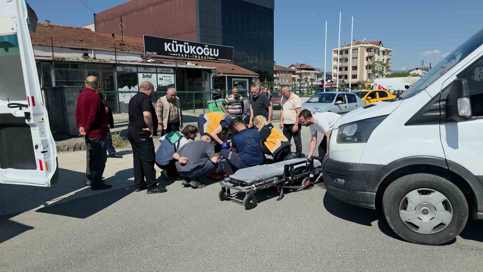 Düzce’de minibüs, motosiklete çarptı: 1 yaralı