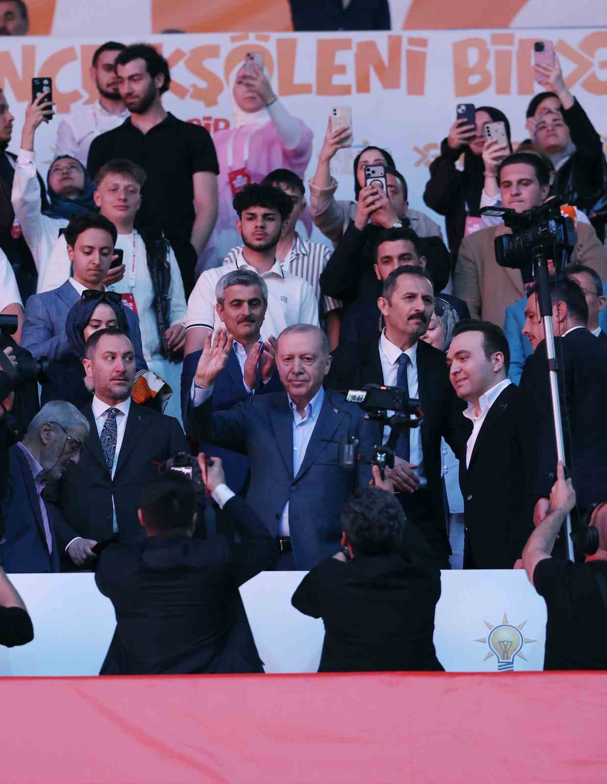 Cumhurbaşkanı Erdoğan&rsquo;dan gen&ccedil;lere: "Kifayetsizlere asla prim vermeyin"

