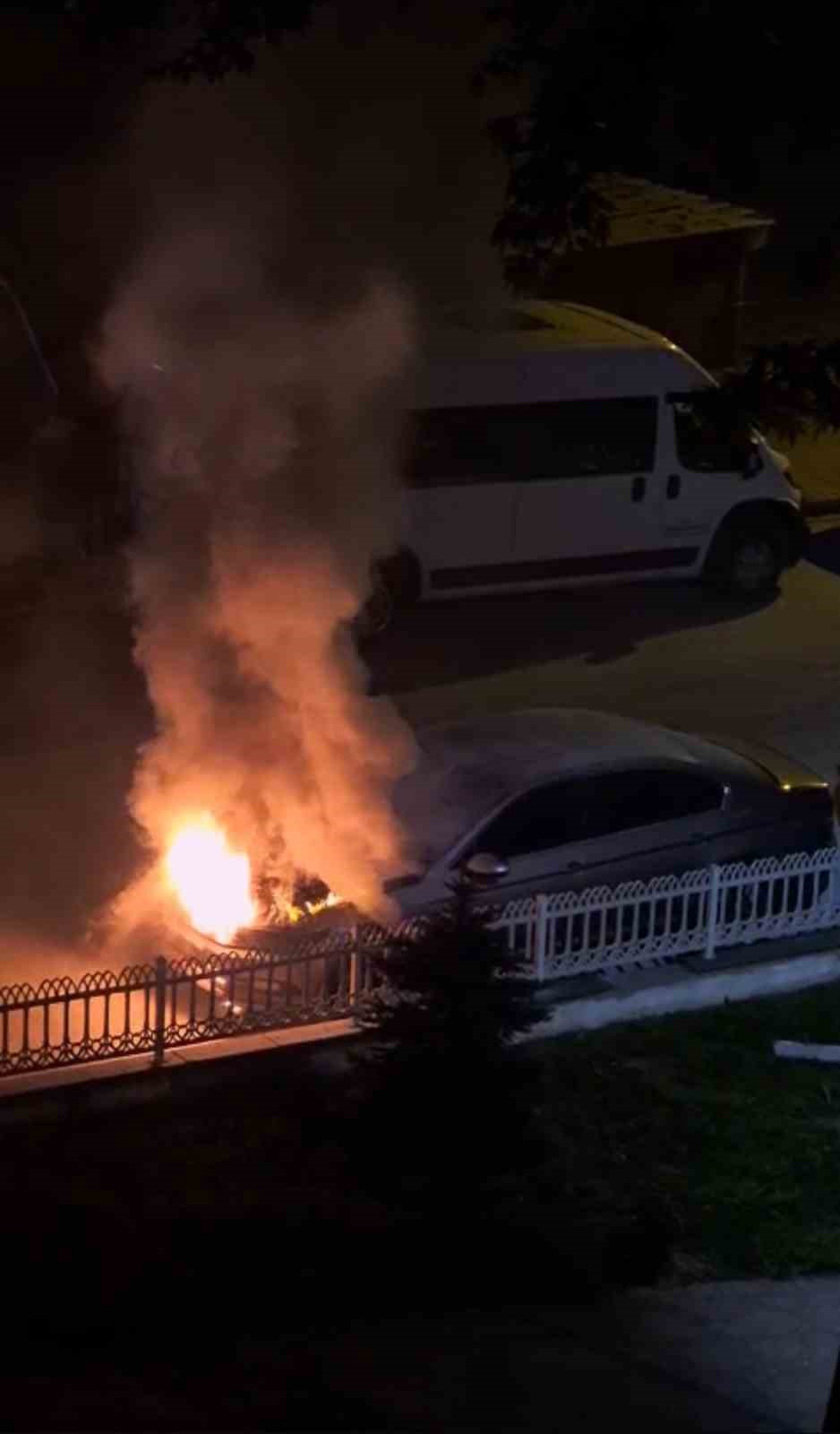 Park halindeki otomobilde çıkan yangın söndürüldü