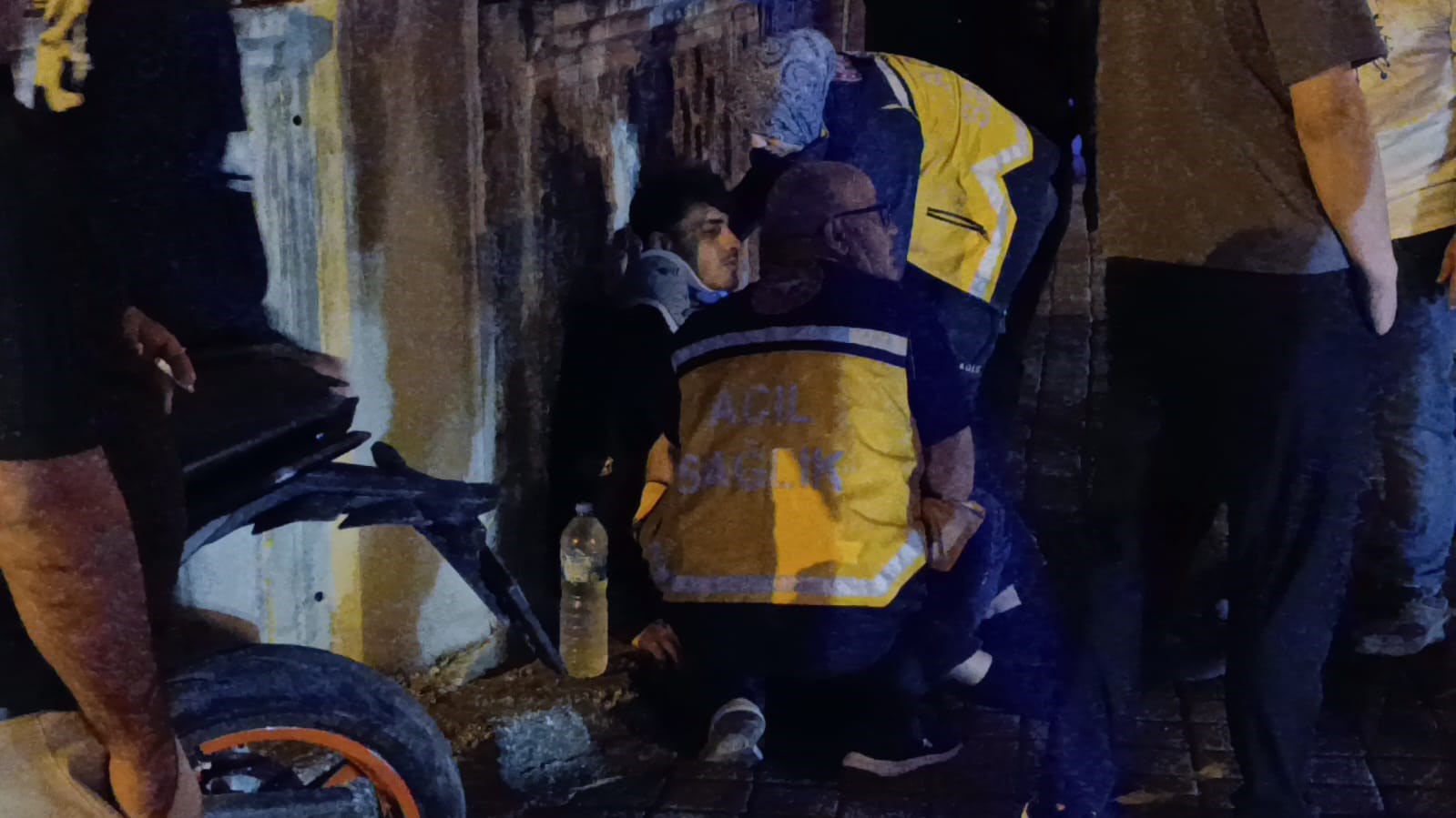 Kontrolden &ccedil;ıkan motosiklet duvara &ccedil;arptı: 1 yaralı
