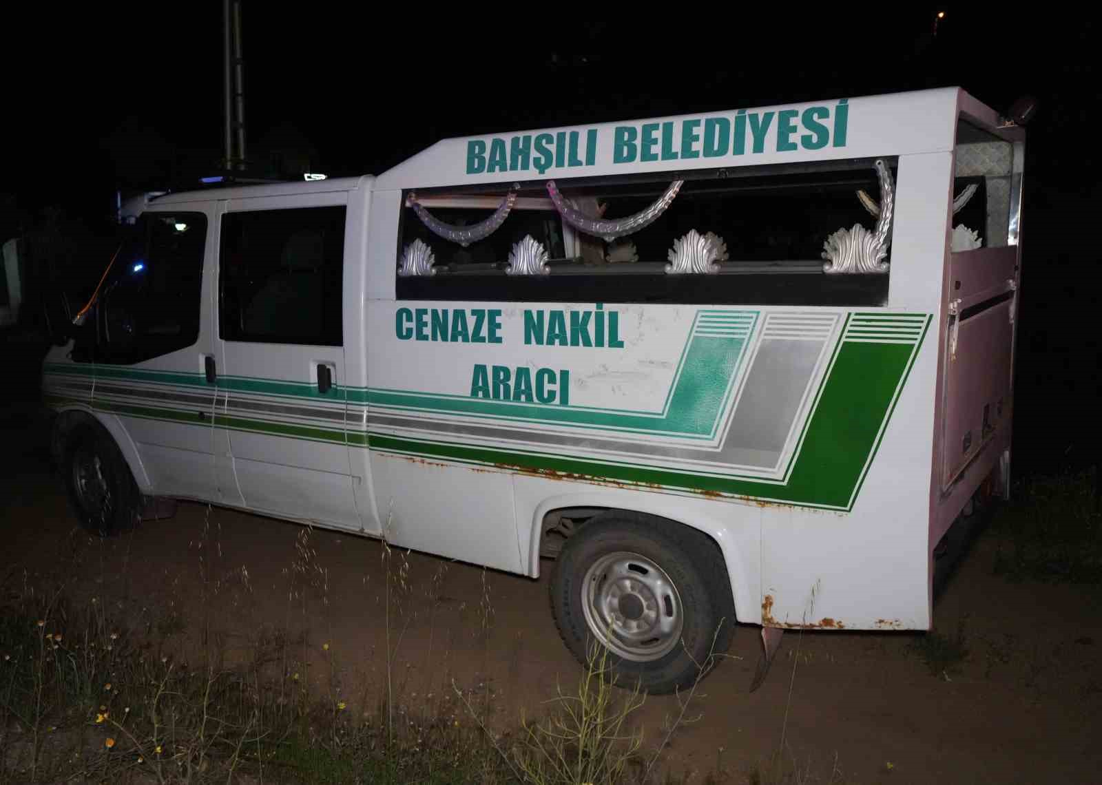 Şarampole devrilen ara&ccedil; hurdaya d&ouml;nd&uuml;: 1 &ouml;l&uuml;, 3 yaralı
