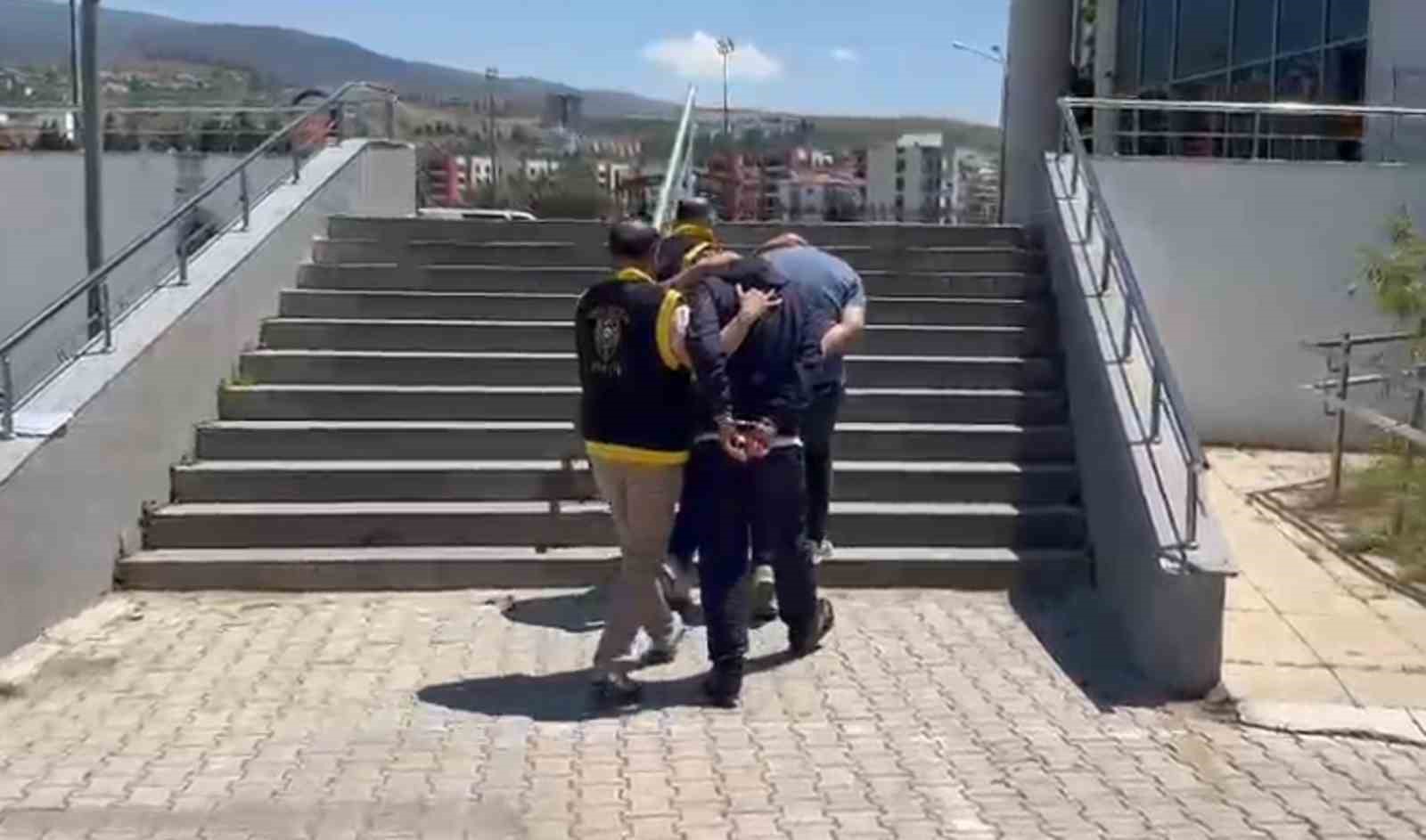 İskenderun&rsquo;da hapis cezası ile aranan 2 kişi yakalandı

