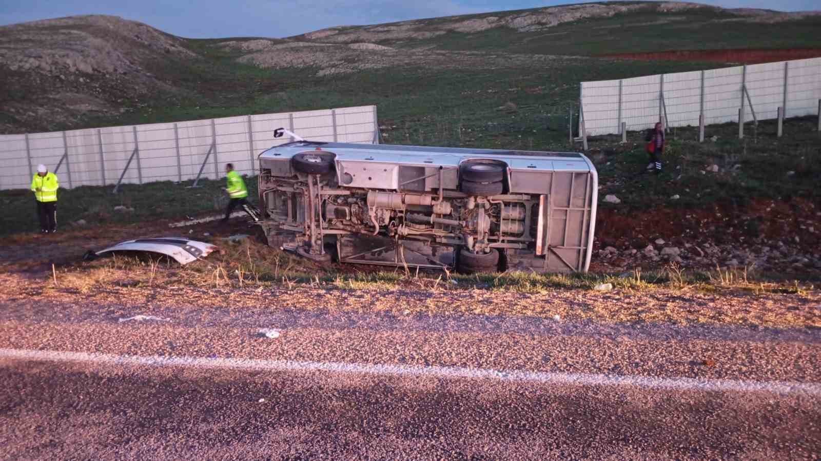 Taraftarları taşıyan midib&uuml;s devrildi, 27 taraftar yaralandı
