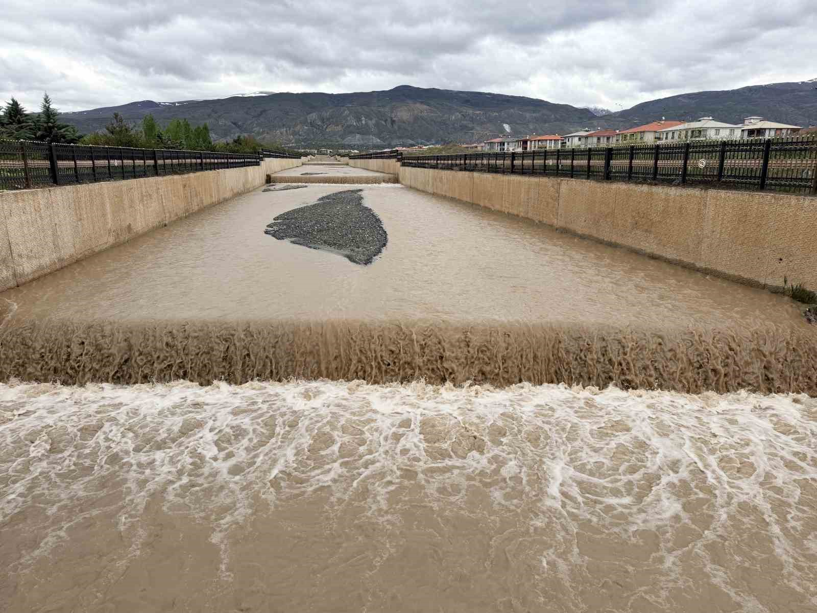 Karasu Nehri taştı, ekili alanlar suya gömüldü