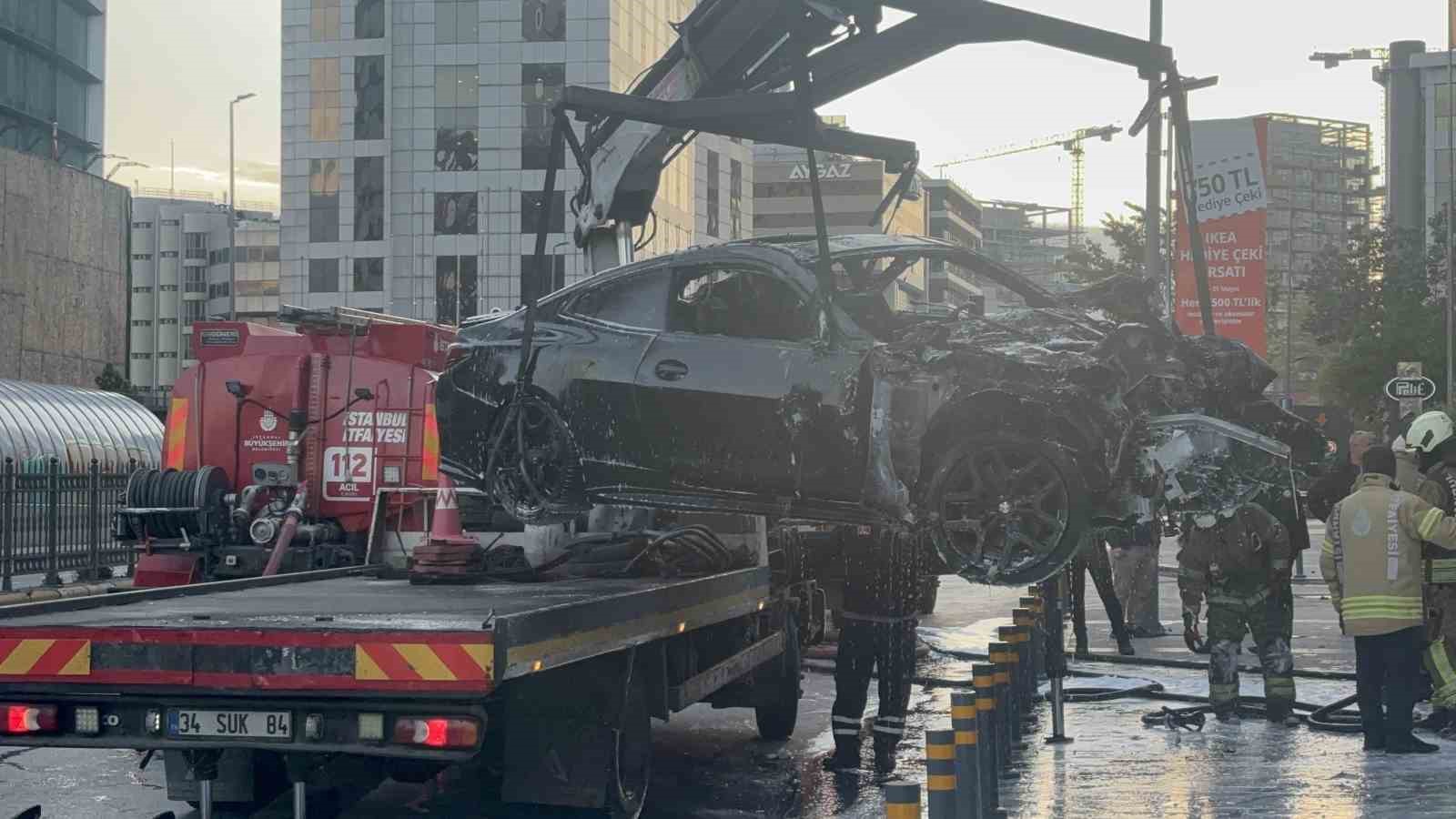 Şişli&rsquo;de l&uuml;ks ara&ccedil; d&uuml;kkana girdi: 2 yaralı
