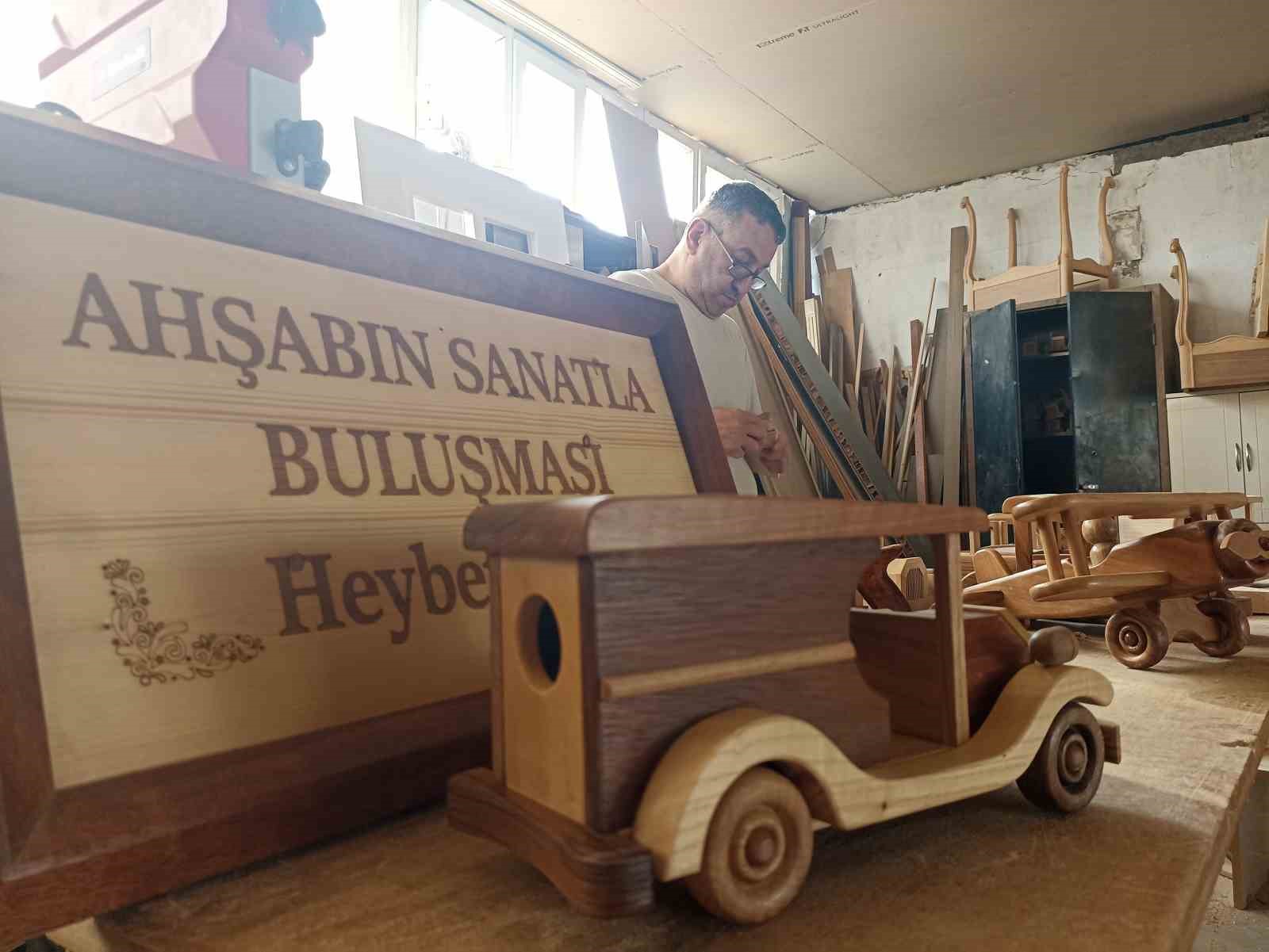 Atmaya kıyamadığı ahşapları sanat eserine &ccedil;eviren 50 yıllık ustanın oyuncak arabaları ilgi g&ouml;r&uuml;yor
