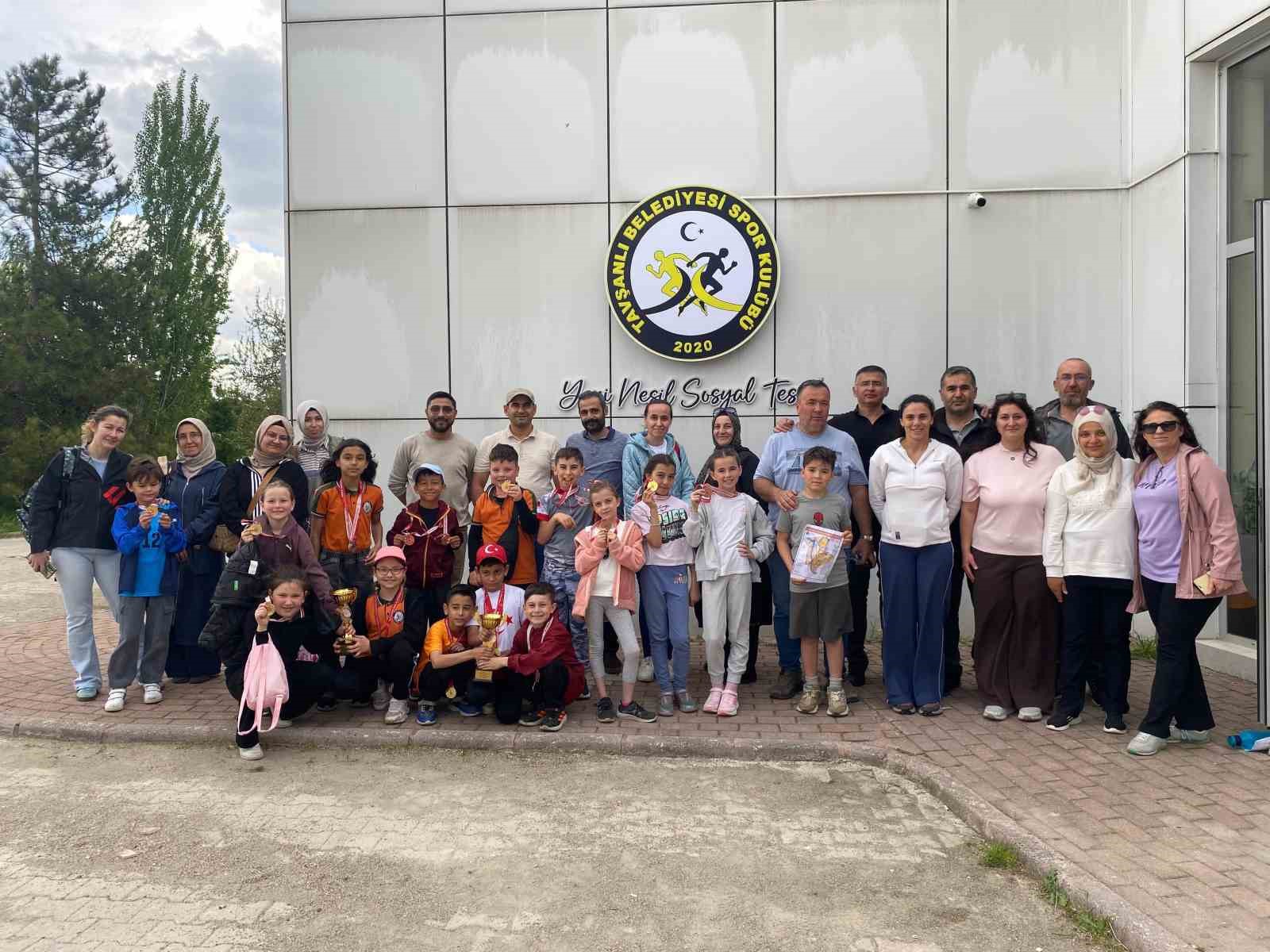 Tavşanlı&rsquo;da gen&ccedil; sporcular doğada strateji ve hız m&uuml;cadelesi verdi
