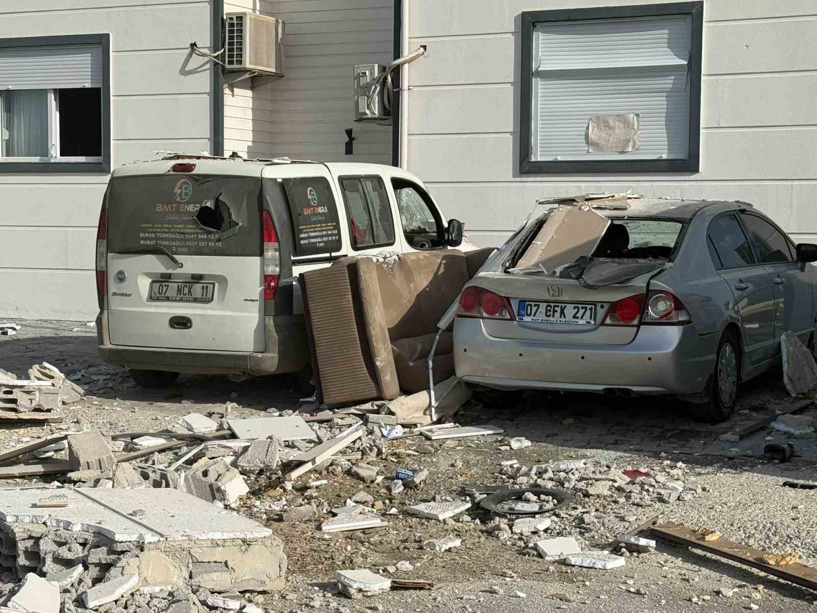 Evde patlayan t&uuml;p binayı harabeye &ccedil;evirdi: 1 yaralı
