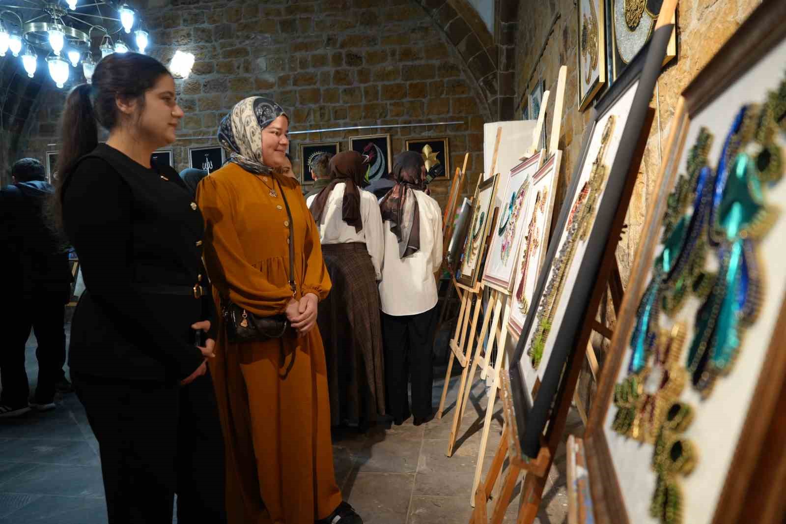 Bayburt’ta gençlerin emeği sanata dönüştü
