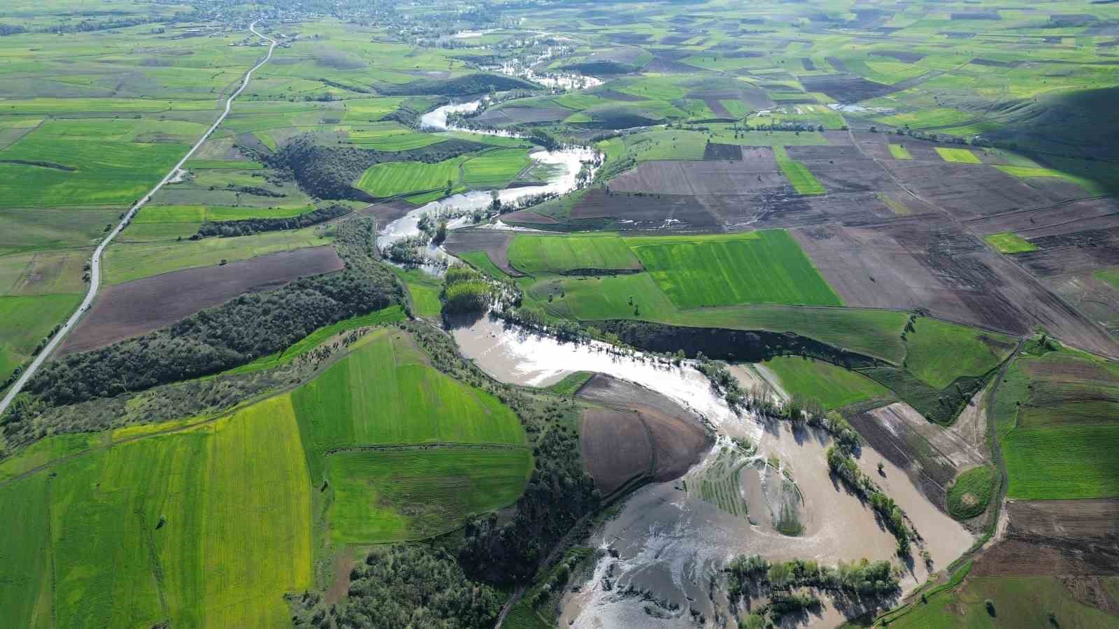 Tokat’ta taşkın sonrası çiftçiler tarlalarına giremedi