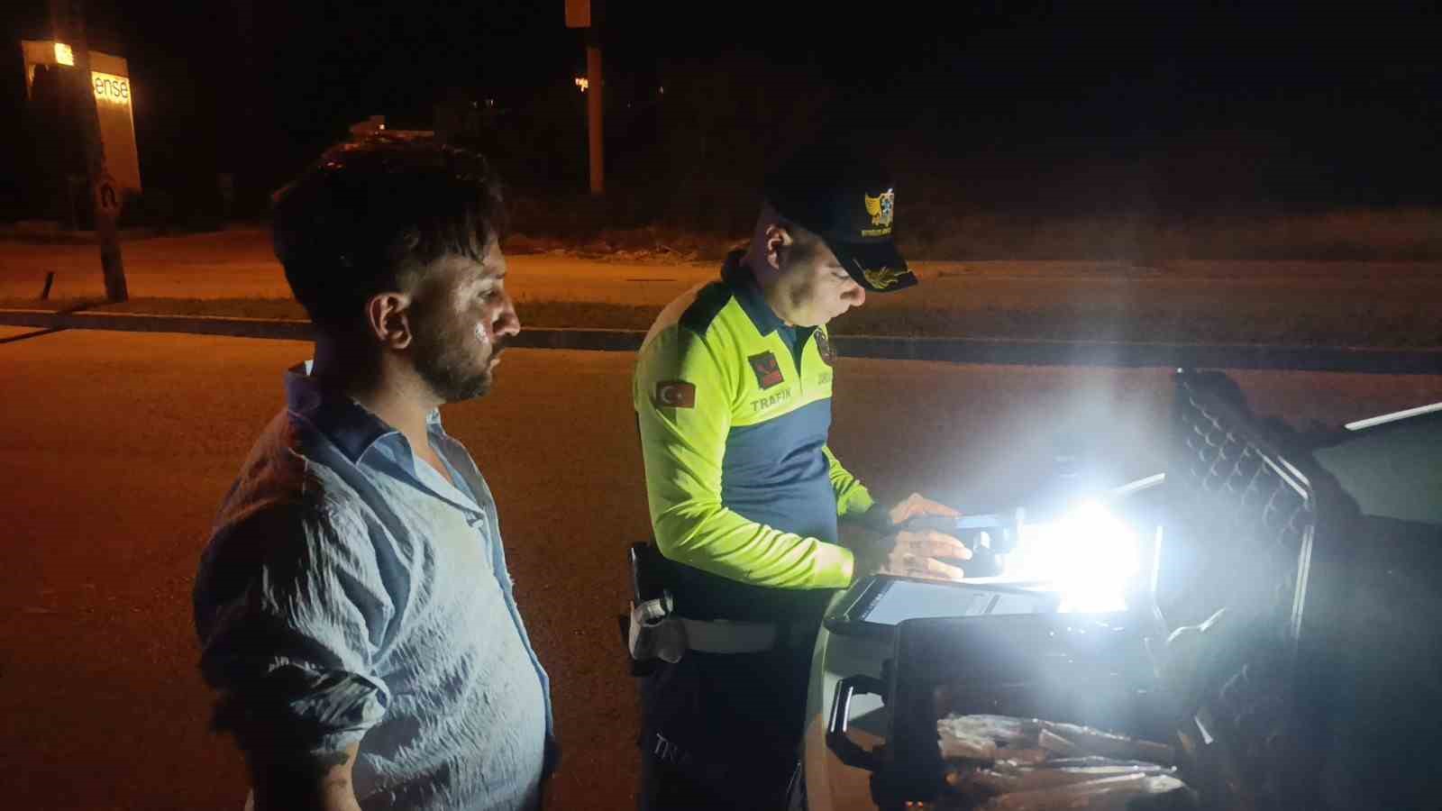 Motosikletiyle karanlıkta kaldırıma çarptı: 1 yaralı
