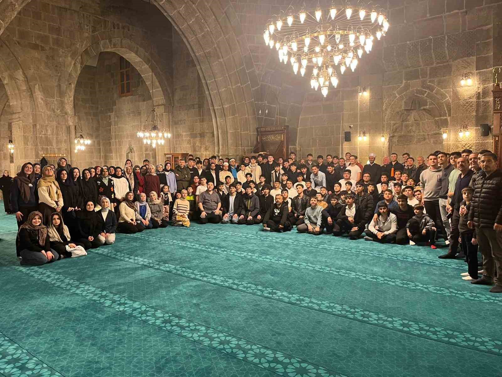 Her hafta cami ziyaretleriyle 100’üncü camide yatsı namazı kıldılar