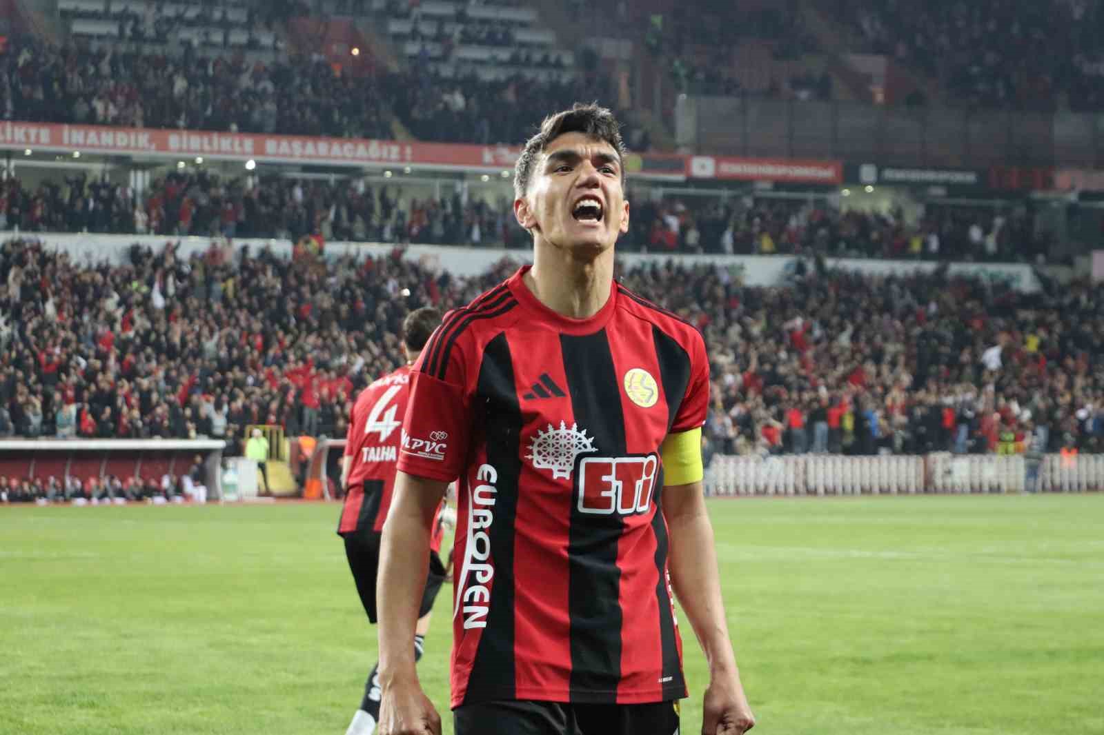 Eskişehirspor Kaptanı Akın Akman, Eskişehirspor&rsquo;a veda etti
