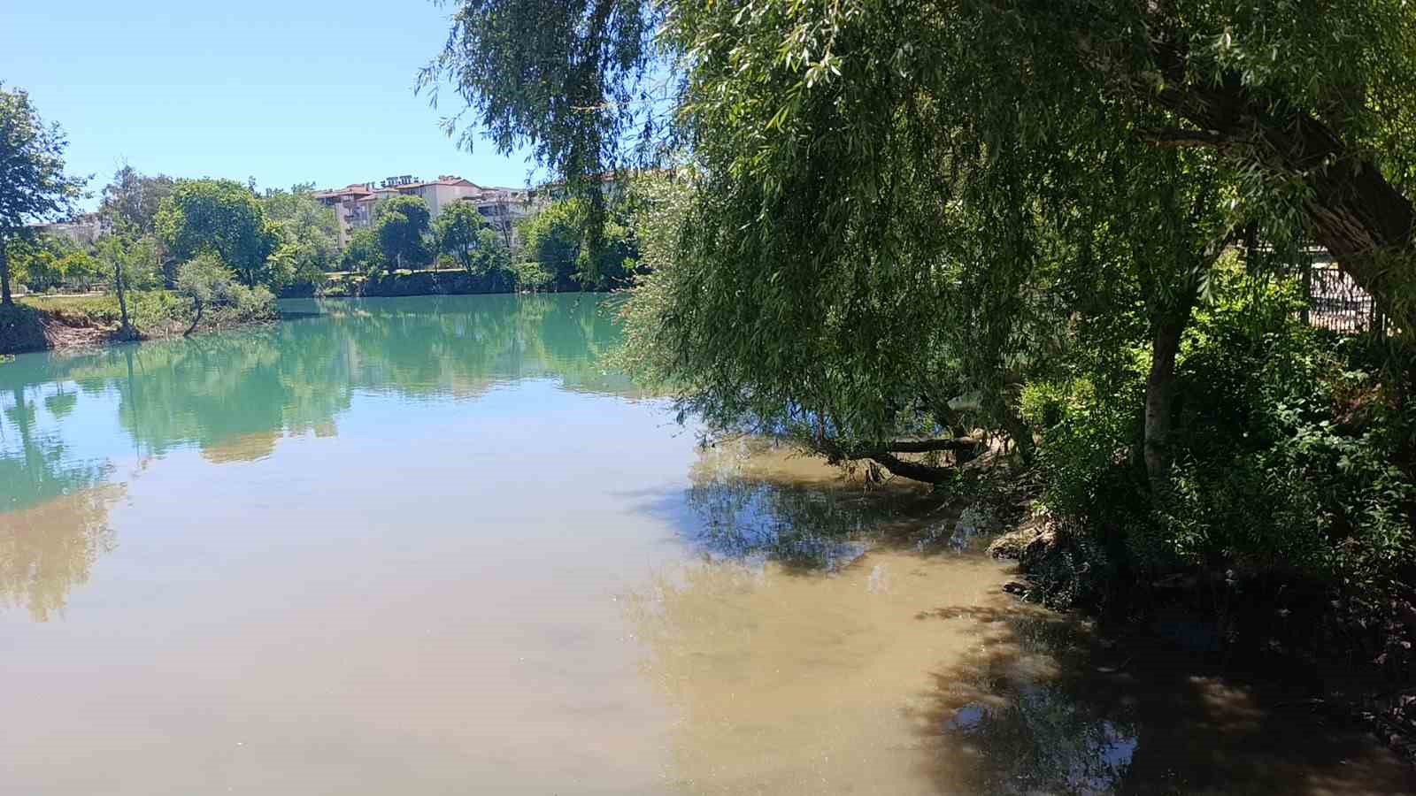 Manavgat Irmağı’nda kaynağı belirlenemeyen görüntü endişelendiriyor
