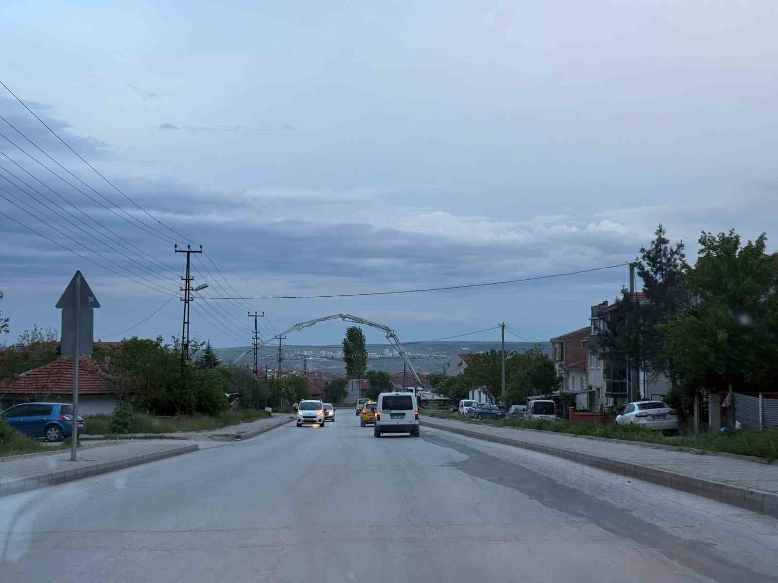 Bulvarın &uuml;zerinden betonu b&ouml;yle aktardılar
