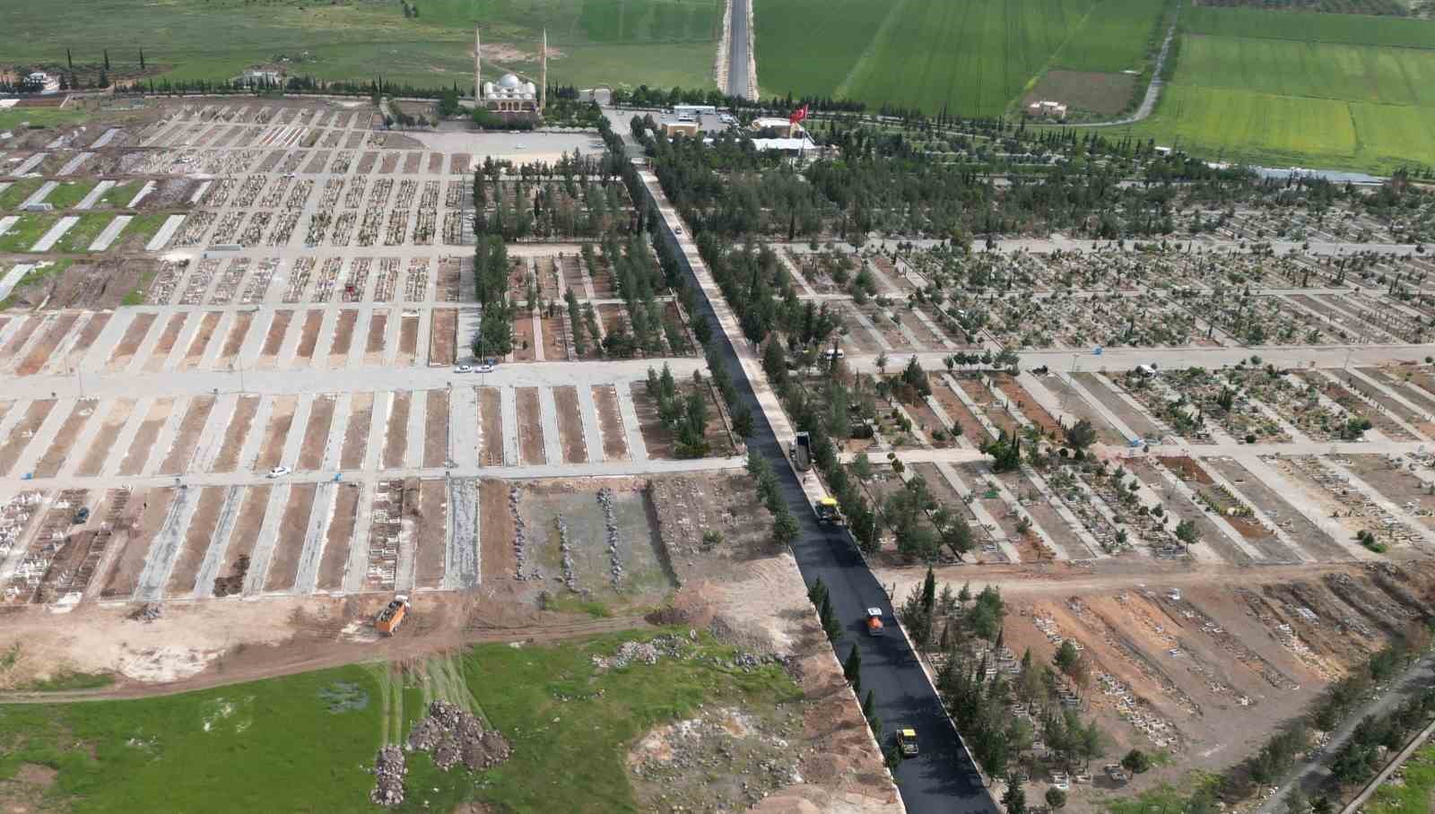 Bayram &ouml;ncesi yeni asri aile mezarlıktaki yollar yenilendi
