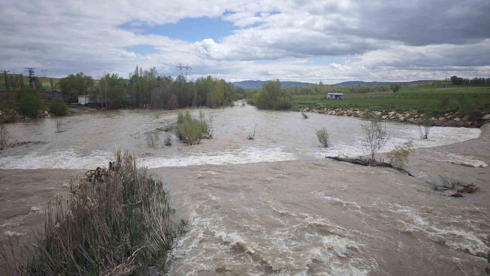 Türkiye’nin en uzun nehri Kızılırmak’ı besleyen Yıldız Irmağı coştu